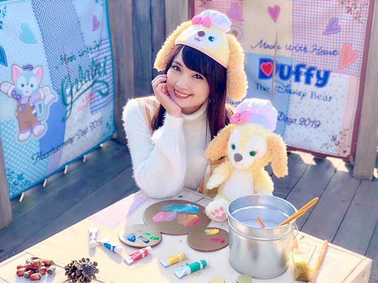 浅井麻里さんのインスタグラム写真 - (浅井麻里Instagram)「🐶🇭🇰﻿ ﻿ ディズニー共通年パス更新しました❤️❤️﻿ ﻿ いつのまにかもう5年目！🤣💕﻿ 小さい頃から大好きで、たくさん思い出があって、﻿ 大人になってもいろんな夢や感動をくれる﻿ ほんとなくてはならない大好きな場所✨🏰﻿ ﻿ お仕事終わりに夜だけ、とか﻿ 一日でランドとシー両方行く、とか﻿ 気軽に好きな風に行けるのも年パスの魅力✨﻿ これから一年またいっぱい行くぞ💓(๑˃̵ᴗ˂̵)ノ笑﻿ ﻿ ﻿ 💛クッキーバウンド💛﻿ まだ写真いっぱい🐶（笑）﻿ ﻿ ﻿ #クッキーバウンド#ディズニーシー#クッキーコーデ#ケープコッド#ディズニーコーデ#ダッフィーフレンズ#双子コーデディズニー#tokyodisneyresort#tokyodisneysea#disneysea#cookiebound#dazzlin」4月23日 21時12分 - mari_asai_625