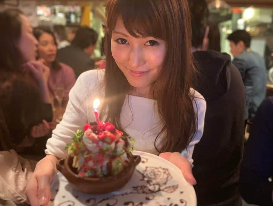 奥山夏織さんのインスタグラム写真 - (奥山夏織Instagram)「今年もコバースデーお祝い💓✨この日がやってくると新しい年になったなぁーって感じます😊かれこれ15年近くお祝いしてますが、みんな変わらずって感じで安心します♪ ・ 場所は神泉の#かしわビストロバンバン にて💓お料理も美味しくて素敵なプレート出していただきました✨みんなと楽しく過ごせて幸せでした😊本当に昔から見た目が変わらずお綺麗なみなさんを見習って私も頑張ろう💪 ・・・ #コバースデー #お誕生日会 #神泉 #誕生日 #おめでとう」4月23日 21時15分 - okuyama_kaori