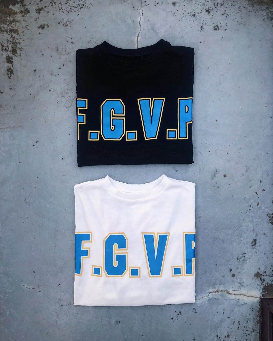 のインスタグラム：「❤️復刻❤️ ✔️F.G.V.P BIG T✨¥4,900+tax 大人気だったスウェットPOのロゴデザインを2019年春、BIG Tにのせて復刻⚡️ 🙋🏼‍♀️ONLINE STOREでは4/23(TUE)18:00〜予約販売を開始中！！ ※こちらのBIGTは5月下旬配送予定です🚛💨 #figandviper #figandviperstyle」