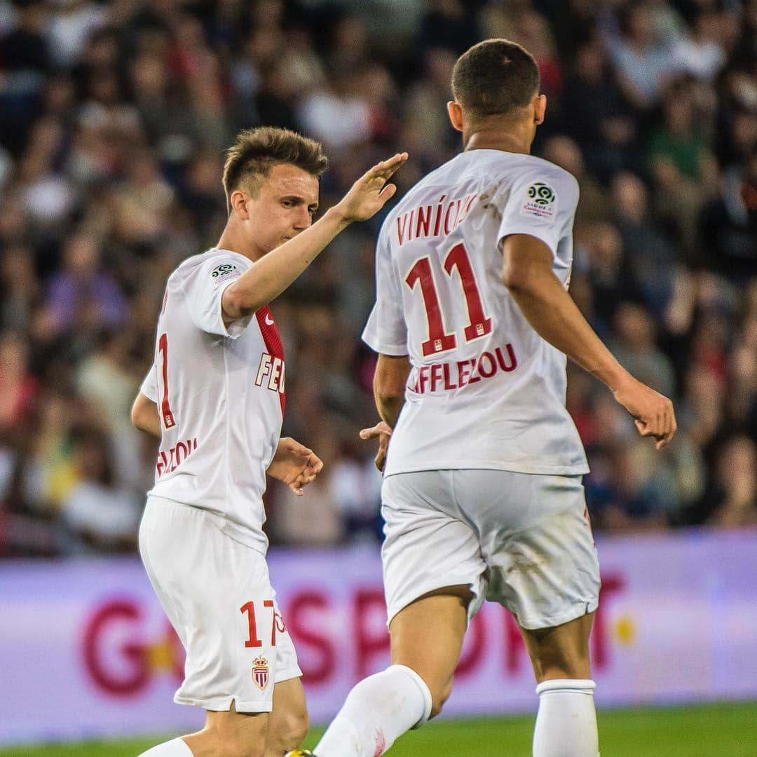 ASモナコさんのインスタグラム写真 - (ASモナコInstagram)「@alex_golovin17 🤚 @carlosvinicius95 🔴⚪️」4月23日 21時18分 - asmonaco