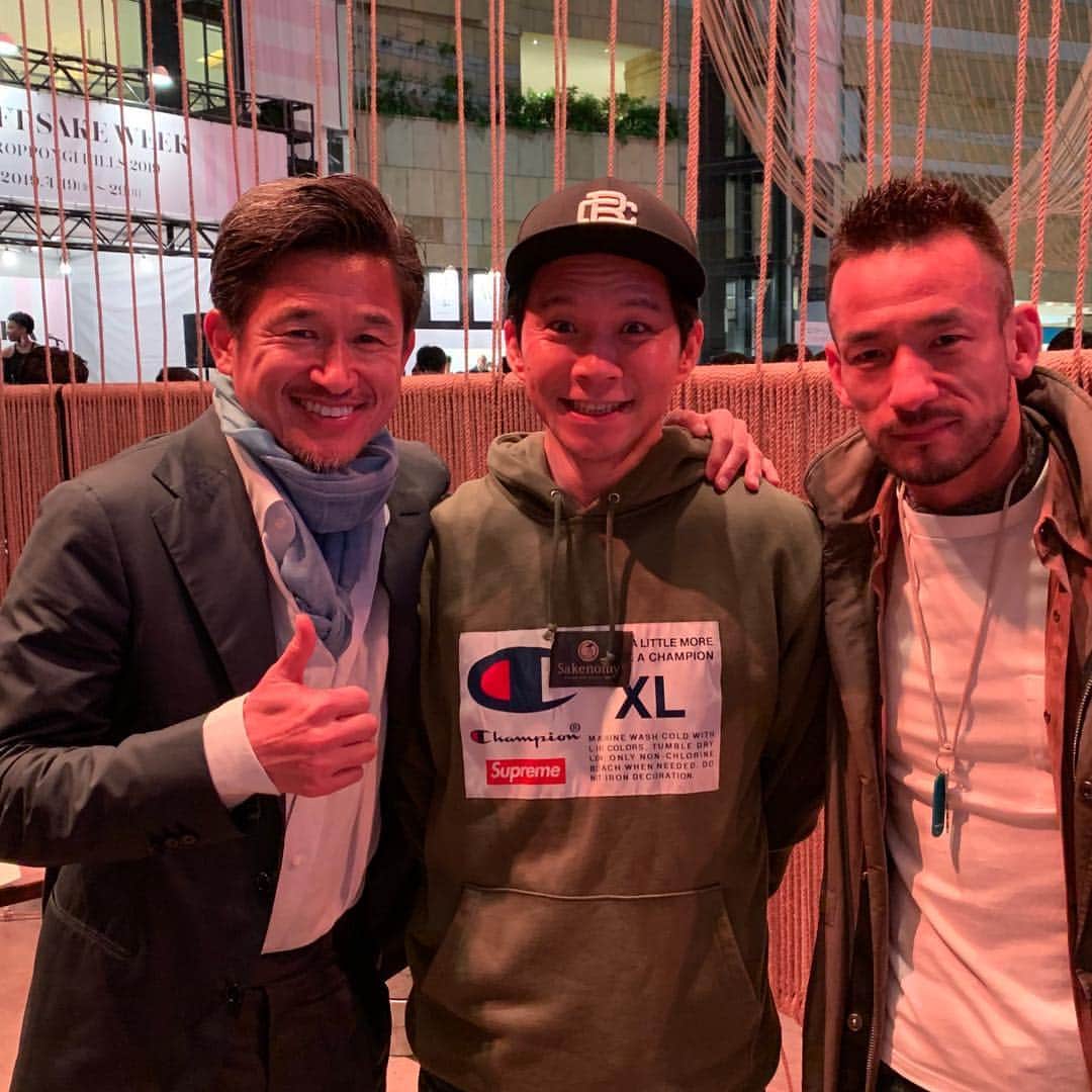 渡部建のインスタグラム：「Between football players' legends and legends #craftsakeweek2019 #日本酒 #三浦知良 #中田英寿 #夢のようなスリーショット」