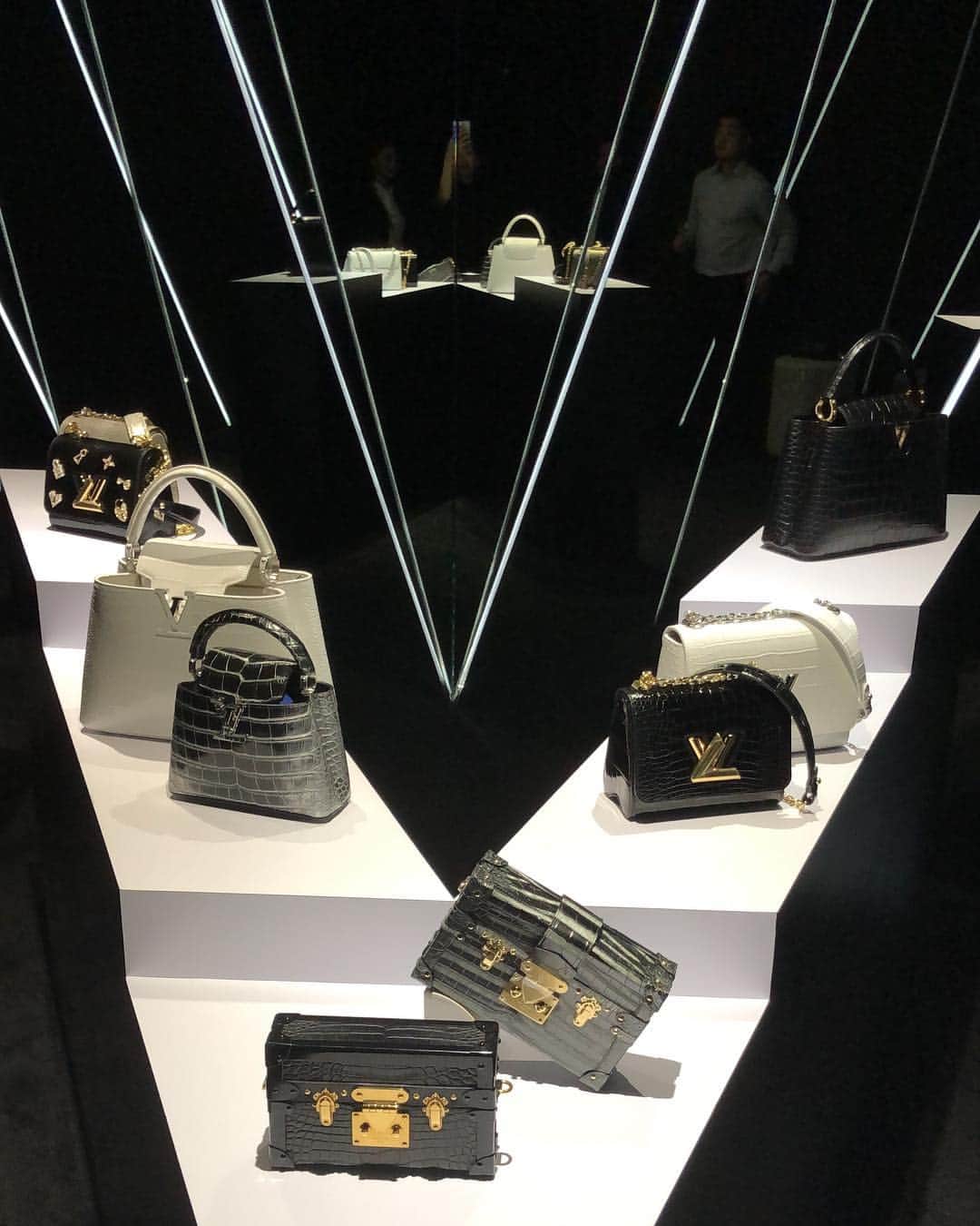 木下春奈さんのインスタグラム写真 - (木下春奈Instagram)「・ 珍しいbagやjewelryが世界中からこのSingaporeへ✨ フランスからLouis vuittonのbagの職人さんが直々に来られていて カプシーヌはどのように作られるのか、 クロコのbagはワニ革のどの部分をどこに使うかなど、いろいろお聞きできて貴重な体験でした😌♥️ 2枚目の写真のbagは世界に１つしかないみたい😳 @louisvuitton」4月23日 21時20分 - haruna_kinoshita