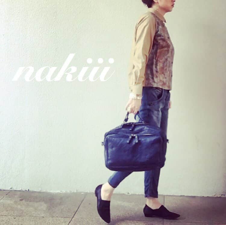 nakiさんのインスタグラム写真 - (nakiInstagram)「前picシャツの着まわしコーデ。 ・ ・ この時期は少ないアイテムで着まわし。季節によっては似合うアイテムや好きな服がショップにない場合もあるので、無理に購入せず手持ちの服でかしこく着まわし。 ・ ・ 手持ちのアイテムから新しいstyleを作って欲しいという要望は多く、私自身も凄く楽しい。 ・ ・ ・ #アラフォーコーデ #アラフォー #カジュアル #大人カジュアル #デニムコーデ #シャツコーデ #パーソナルスタイリスト #着まわし #着まわし術#シンプルコーデ #春コーデ」4月23日 21時30分 - nak.i