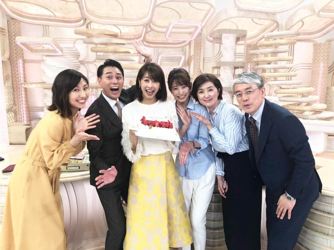 加藤綾子さんのインスタグラム写真 - (加藤綾子Instagram)「* 今日はお誕生日ということで itのみんながお祝いしてくれました😆 34歳です🙋‍♀️ 毎日みんなで力を合わせて頑張っています✨ 皆さまにわかりやすく、そして見やすい番組をお届けできるよう精進します。 これからもどうぞよろしくお願い致します🙇‍♀️ #4月23日 #お誕生日 #34 #LiveNewsit #ぜひ見てください」4月23日 21時31分 - ayako_kato.official