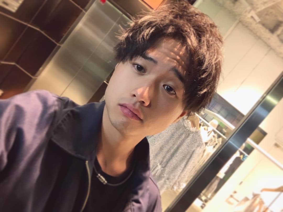かわうちきっぺいのインスタグラム：「髪の毛切りました。 #おなかすいた #何食べよかな #かれーにしよ」