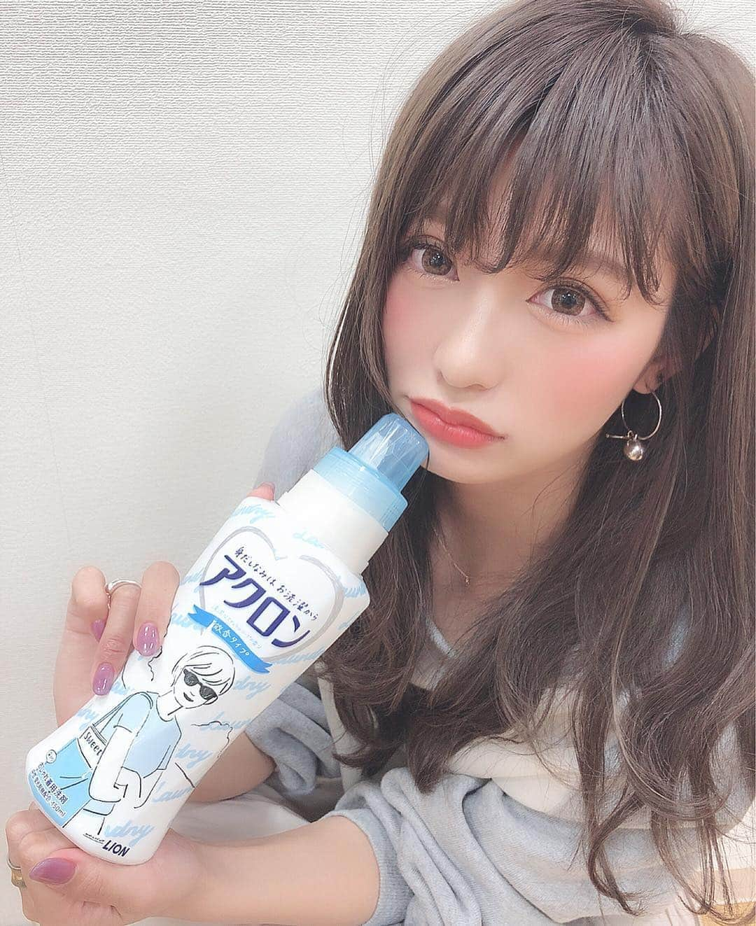 伊藤実祐さんのインスタグラム写真 - (伊藤実祐Instagram)「. . 先日、まちこと、 ライオンさんの研究所にお邪魔させてもろて お洗濯のプロ！お洗濯マイスターさんから、 お洗濯のアドバイス聞いて来たからシェアします🙋💓 . .  実家におった時はさ、洗濯カゴに入れときゃ お母さんがお洋服の洗濯方法別にちゃんと 洗濯してくれてたけど、1人暮らしの今  そうは行かんし、高めのお洋服も買うように なったからこそ、正しいお洗濯の情報は 知っておきたいと思う今日この頃です🧔🏽笑♥︎ . .  みゆがこの日持って行ったのは、、カットソー👕!! . カットソーってさ、、干した後のシワがさ、、 めっちゃ気にならへん😳⁉️あかんの、みゆ。  すごい気になってもぉて、面倒いけどアイロン🤢 . . そんな時におすすめなのが、 おしゃれ着用洗剤で有名な#アクロン 🌷✨ . アクロンを使ってドライコースで洗濯機回す☝🏻 . 脱水しすぎるとシワになるから、 脱水はしすぎず水の重みで伸ばす☝🏽 .  干す時は肩幅にあったハンガーにかけ まず、斜めにしっかり引っ張りシワを伸ばしてから 縦、横、って引っ張るのが重要なのである☝🏾 . . って、ちょっと工夫を加えるだけで 全然仕上がり変わるからびっくりした😳🙏🏻♥️ . .  とりあえずは、まず、 アクロンゲットからはじめてみて\(◡̈)/ 🎏 . . このボトルは、アクロン×sweetの 数量限定パッケージで世界的アーティストの ウォルナットさんとのコラボらしい... 🙊💘 . . アクロンの公式アカウント( @acron_lion ) にも、  洗濯の仕方とか細かく紹介されてるから チェックしてみたら、めちゃ勉強なるで🥳 今なら公式アカウントのトップの URLからこのコラボボトルも買えるよ！ . みゆの投稿も紹介されるから要チェケ🐸🤞🏼w . . #アクロン #洗剤 #洗濯洗剤 #PR  #アクロンで洗おう #お洗濯  #sweet #1人暮らし #新生活 #洗濯方法 #伊藤実祐 #いとうみゆ #みゆちゃい . . 北海道2日目の夜❤︎ . 最高でございます\(◡̈)/🦀🦀🦀💞」4月23日 21時25分 - miyu.61