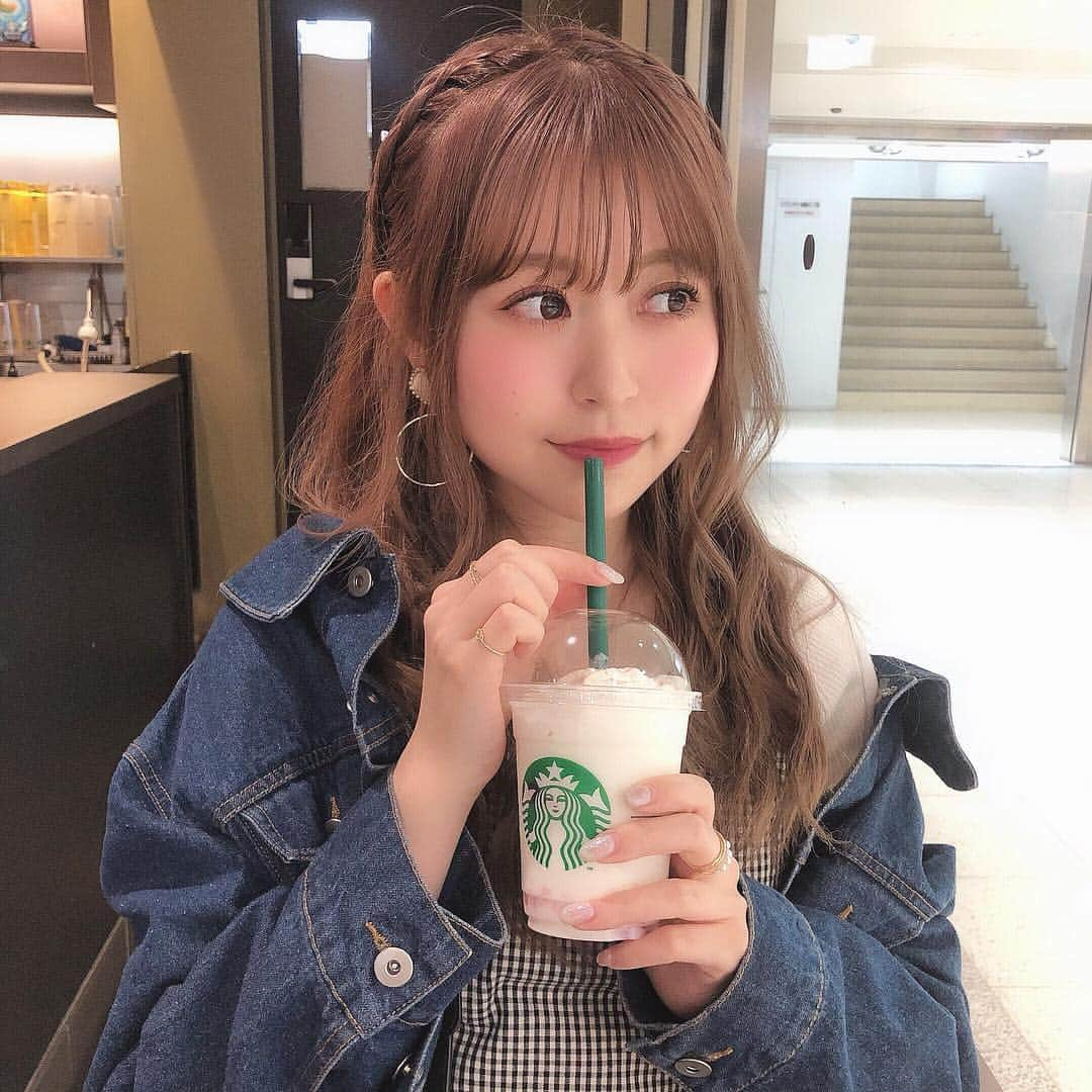 冨吉明日香さんのインスタグラム写真 - (冨吉明日香Instagram)「#starbucks 🍓🍼 . いつもホワイトモカだけれど 新作に惹かれて 半世紀ぶりペチーノした👸うまかた . . #strawberryverymuchfrappuccino  #名前ながい #甘そうやから白にした #写真撮る前にもうちょっと飲んだ  #カロリーの味した #幸せ #🍓 #背景映えてない」4月23日 21時25分 - asuka__t920