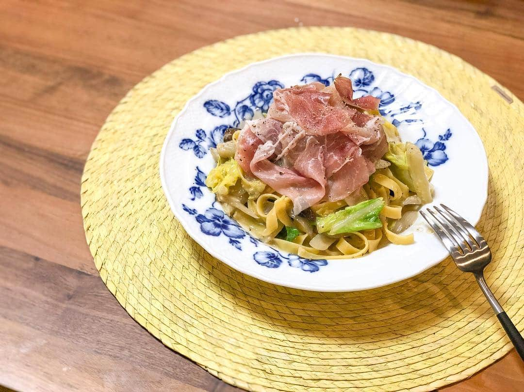 林弓束さんのインスタグラム写真 - (林弓束Instagram)「今夜の #ゆづ飯  パパッとパスタ。 #生ハムとキャベツのカルボナーラ 生クリームはなかったので。卵、牛乳、粉チーズで、 カルボナーラっぽく。笑 タリアッテッレの麺で。 キャベツ、玉ねぎ、マッシュルーム はオリーブオイルで炒めて、麺と 卵2:牛乳1と粉チーズ、黒胡椒をといたものとからめて、塩胡椒で味を整えて、生ハムをのせたら完成！ あとからお腹すきそうだなー笑」4月23日 21時27分 - hayashiyuzuka