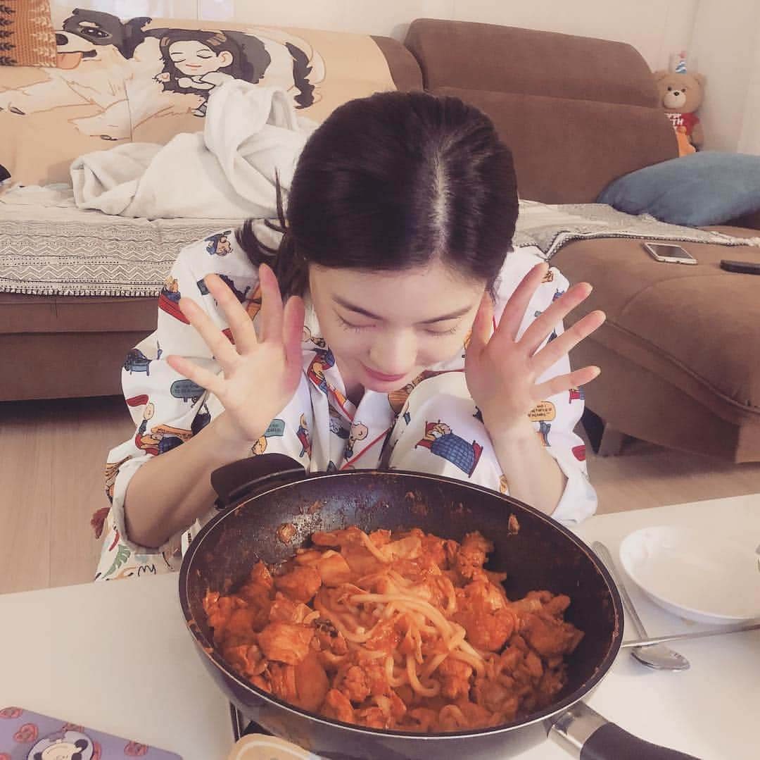 イ・ソンビンさんのインスタグラム写真 - (イ・ソンビンInstagram)「우리 기남오라방 덕분에 세상쩨일 맛있는 닭갈비 집에서 조리해먹었땨🙈❤️ 진짜로 맛있어섴ㅋㅋㅋ 놀랬쓔🤪 내가 예쁘게 조리하진 못하지만 너무맛있으니 또시켜 먹을게 🤙🏻 #춘천남이닭갈비  @namidak6657  후회하지 않으실꼬에요 여러분..🙈」4月23日 21時27分 - sunbin_eyesmag