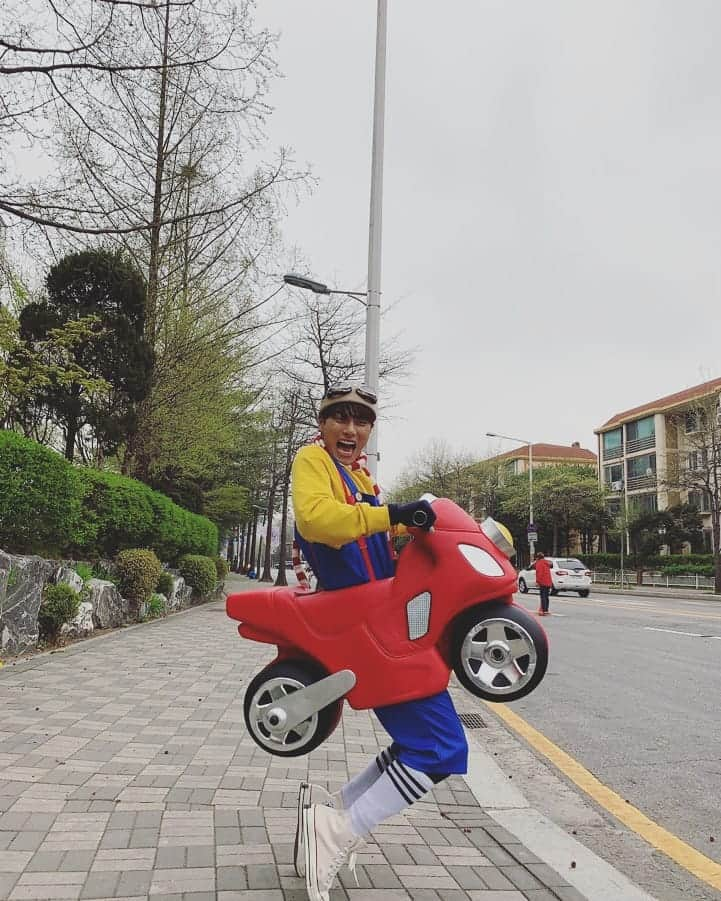 イ・イギョンさんのインスタグラム写真 - (イ・イギョンInstagram)「바르바르바르른!!🛵 바른아저씨 보러 와이키키로 오세요~ . . . . .  #으라차차와이키키시즌2  #이준기 #이이경」4月23日 21時27分 - luvlk89