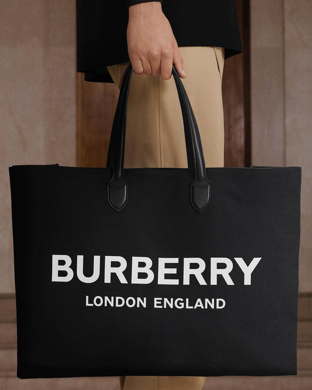 Burberryさんのインスタグラム写真 - (BurberryInstagram)「Bold and striking . Our new #Burberry logo tags a signature tote shape . #Kingdom #BurberrySpringSummer19 #TBRT」4月23日 21時29分 - burberry