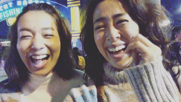 のインスタグラム：「明日！24日🤣夜21時〜！ この恐怖の買い物コンビwでインスタライブします💗 (これは海外に行った時、二人の買い物のルール！という名のわけのわからぬ言い訳を語っています😀) 明日！このアカウントで21時〜！！ bayflowと創っていたこの春の🤩新商品を、明日ライブで一足早くお見せしますっ😆⤴︎💗 そして、何か質問あれば🙋‍♀️できるかぎりお応えしますので、ぜひ❣️このポストに質問書いておいていただけると嬉しいです😊🙏」