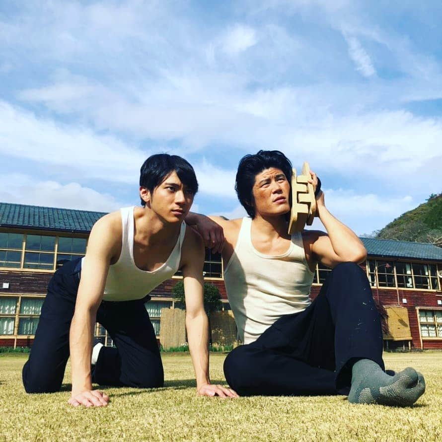 山田裕貴さんのインスタグラム写真 - (山田裕貴Instagram)「スフィンクスにもたれかかり 下駄と電話を間違えていることに 気づいていない男  #雪次郎 と #番長 番長役の板橋駿谷さんは 僕の大好きな俳優さんであり 大好きな人間です 僕のメンタル面をかなり支えてくれました(笑)。 明日も『#なつぞら 』 よろしくお願いいたします  夜９時からは『#特捜9 』もありますよー  #朝ドラ」4月23日 21時32分 - 00_yuki_y