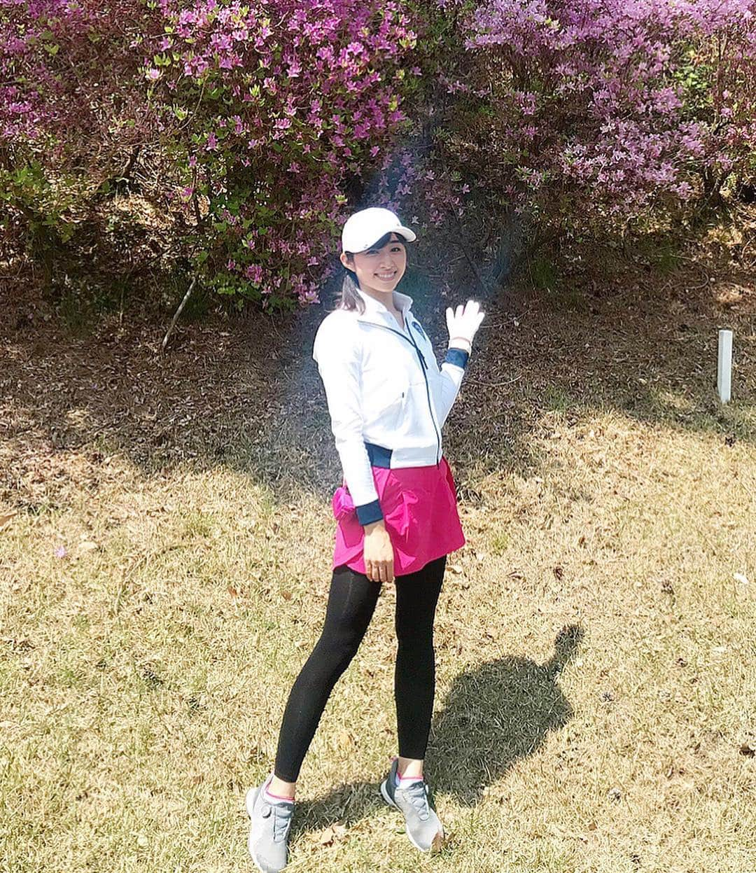 森木美和さんのインスタグラム写真 - (森木美和Instagram)「ホワイト×ピンク コーデ☺️⛳️🏌️‍♀️ ﻿ ﻿ この @adidasgolf のバイザー、ツバの部分が白くて✨顔が明るく見えますね😆💓﻿ ﻿  最近、パター克服の為、#アイラインゴルフ で練習をしているのですが☺️﻿ 目線や肩のラインを確認できたお陰で、自分のクセに気づけました😆✨ ﻿ ﻿ 左目でしっかりボールを見る事も大事ですね！✨ ﻿ ﻿ 今まで、ボールを両目でぼんやり見て打ってましたが、しっかり捉える事でタッチが良くなりましたよ😆✨ 色々感覚が合ってくると♪楽しい😆💕 ﻿ ﻿ ﻿ #平成最後の #100切り#コンペ #パター練習#練習器具﻿ #golf#⛳️ ﻿ ﻿﻿ #ゴルフウェア#adidasgolf﻿﻿ #アルティメットポロ﻿#アディダス#アディダスゴルフ﻿﻿﻿#ポロシャツ ﻿﻿ #gotoadapt ジャケット#糸フィット#フォージファイバーボア ﻿﻿ #golfgirl#ゴルフコーデ#ゴルフ好き#enjoygolf #ゴルフ女子#ゴルフ男子 #golffashion#model #春ゴルフ #春夏ゴルフコーデ ﻿#ゴルフ好き#enjoygolf」4月23日 21時32分 - miwamoriki