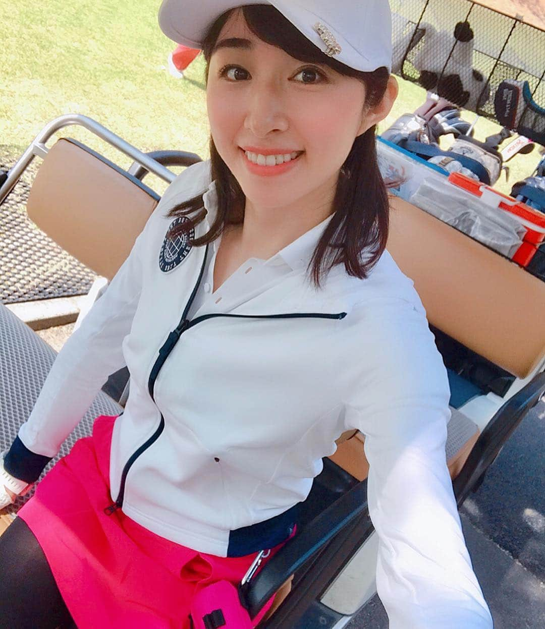 森木美和さんのインスタグラム写真 - (森木美和Instagram)「ホワイト×ピンク コーデ☺️⛳️🏌️‍♀️ ﻿ ﻿ この @adidasgolf のバイザー、ツバの部分が白くて✨顔が明るく見えますね😆💓﻿ ﻿  最近、パター克服の為、#アイラインゴルフ で練習をしているのですが☺️﻿ 目線や肩のラインを確認できたお陰で、自分のクセに気づけました😆✨ ﻿ ﻿ 左目でしっかりボールを見る事も大事ですね！✨ ﻿ ﻿ 今まで、ボールを両目でぼんやり見て打ってましたが、しっかり捉える事でタッチが良くなりましたよ😆✨ 色々感覚が合ってくると♪楽しい😆💕 ﻿ ﻿ ﻿ #平成最後の #100切り#コンペ #パター練習#練習器具﻿ #golf#⛳️ ﻿ ﻿﻿ #ゴルフウェア#adidasgolf﻿﻿ #アルティメットポロ﻿#アディダス#アディダスゴルフ﻿﻿﻿#ポロシャツ ﻿﻿ #gotoadapt ジャケット#糸フィット#フォージファイバーボア ﻿﻿ #golfgirl#ゴルフコーデ#ゴルフ好き#enjoygolf #ゴルフ女子#ゴルフ男子 #golffashion#model #春ゴルフ #春夏ゴルフコーデ ﻿#ゴルフ好き#enjoygolf」4月23日 21時32分 - miwamoriki