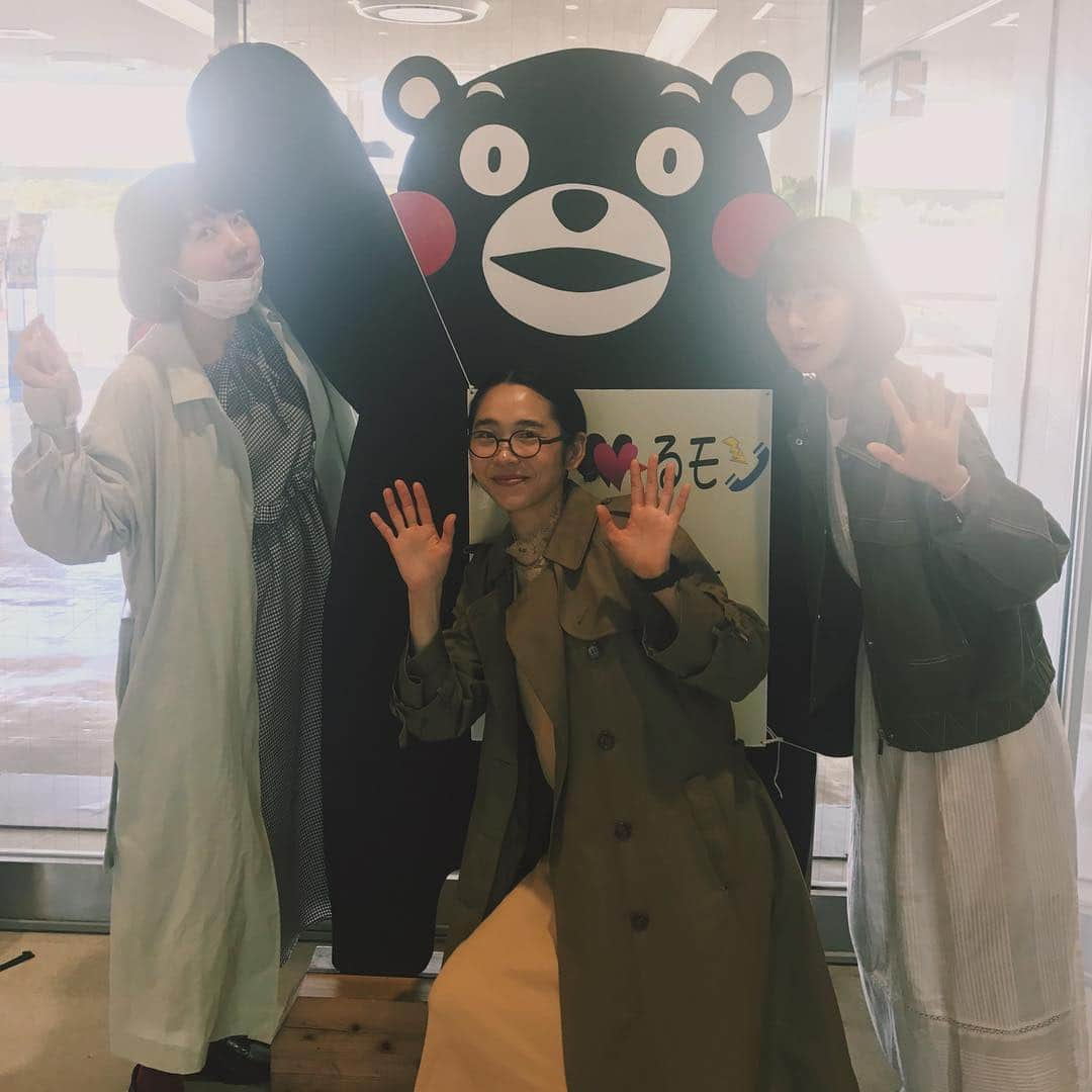 吹越ともみさんのインスタグラム写真 - (吹越ともみInstagram)「くまモンから溢れ出す光がすごいですが。笑 くまもと復興映画祭、振り返ります🐻✍️ ㅤㅤㅤㅤㅤㅤㅤㅤㅤㅤㅤㅤㅤ ㅤㅤㅤㅤㅤㅤㅤㅤㅤㅤㅤㅤㅤ 映画祭で観た中で好きだった4作品。 ㅤㅤㅤㅤㅤㅤㅤㅤㅤㅤㅤㅤㅤ 🎬月極オトコトモダチ 穐山茉由監督 もともと徳永えりさんが好きでしたが、もっと好きになりました。。苦しくて、可愛くて、ゆらぎがあって、女の子の共感度まっくすです。 ㅤㅤㅤㅤㅤㅤㅤㅤㅤㅤㅤㅤㅤ 🎬洗骨 照屋年之監督 ガレッジセールのゴリさんが監督と知って驚きました。 重いテーマではありますが、笑いがすごい。最後は泣き笑いしました。 ㅤㅤㅤㅤㅤㅤㅤㅤㅤㅤㅤㅤㅤ 🎬僕はイエス様が嫌い 奥山大史監督 映画のどこを切り取っても美しいです。素直な子ども達に気付かさることが沢山ありました。ゆらくんが本当に可愛い。 ㅤㅤㅤㅤㅤㅤㅤㅤㅤㅤㅤㅤㅤ 🎬かぞくいろーRALLWAYS わたしたちの出発ー 吉田康弘監督 大切な人がいなくなった苦しさと戦いながら3人が前に進む姿に、涙がなくなるくらい出ました。 どんな形でも家族になれる。 ㅤㅤㅤㅤㅤㅤㅤㅤㅤㅤㅤㅤㅤ ㅤㅤㅤㅤㅤㅤㅤㅤㅤㅤㅤㅤㅤ ㅤㅤㅤㅤㅤㅤㅤㅤㅤㅤㅤㅤㅤ 出発前のもやもや、晴れました。 事務所のみんなと参加させていただけて、たくさんの方と映画を共有できて、行定監督、スタッフの皆様に本当に感謝致します。 ㅤㅤㅤㅤㅤㅤㅤㅤㅤㅤㅤㅤㅤ ㅤㅤㅤㅤㅤㅤㅤㅤㅤㅤㅤㅤㅤ #くまもと復興映画祭#行定監督#月極オトコトモダチ#洗骨#僕はイエス様が嫌い#かぞくいろ#🎞#📽#🎞」4月23日 21時34分 - fukitomo