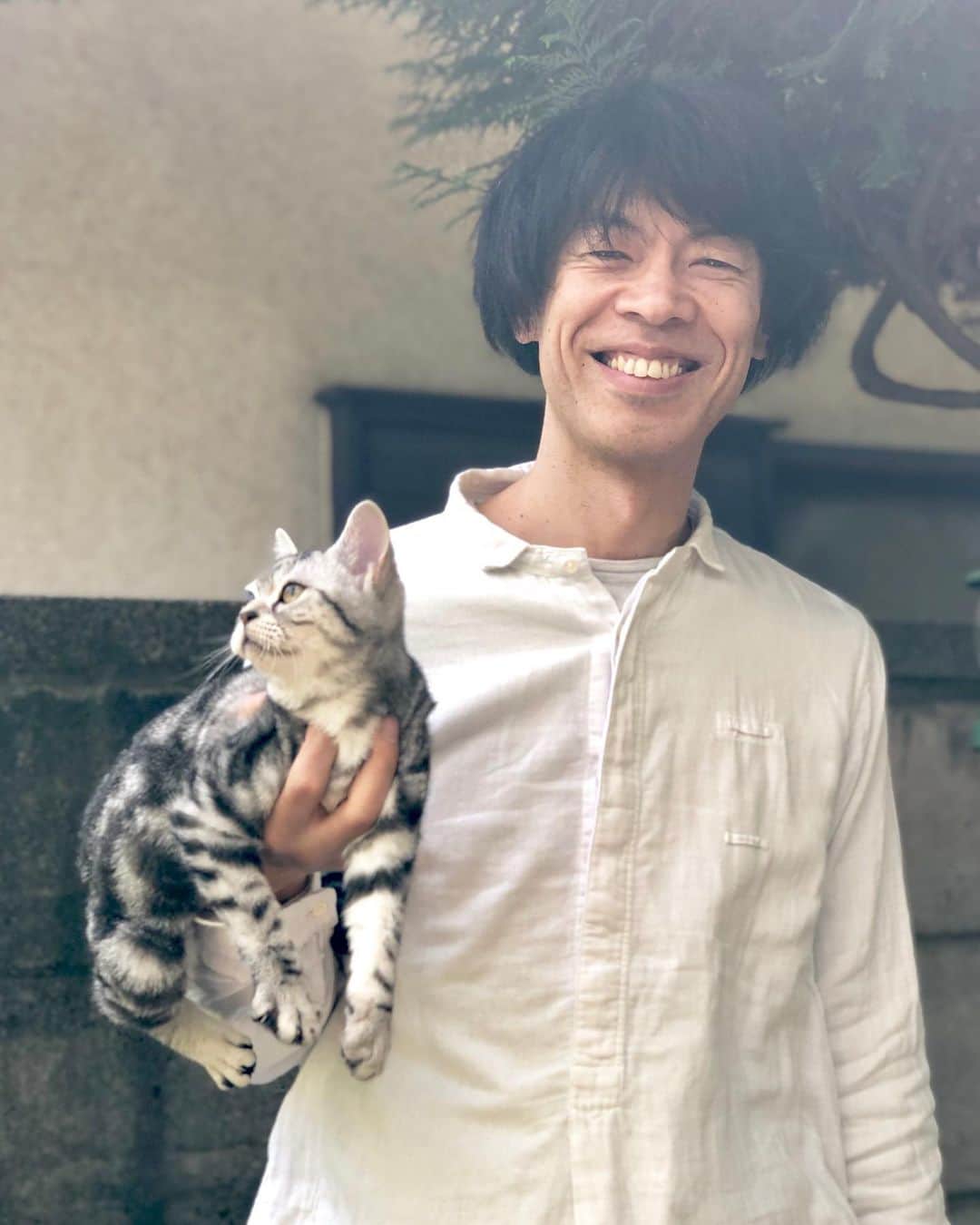 山田稔明さんのインスタグラム写真 - (山田稔明Instagram)「今日はお隣のセヌちゃん猫町お披露目会。ちっちゃくて軽くて柔らかくて人馴れしててかわいかった…。ノアちゃんもリルくんもチミ猫も大騒ぎでした。テイラー持ち（テイラー・スウィフトが猫を片手で抱くときのスタイル）、肩乗り猫、めろめろのおれ。 #お隣のセヌちゃん」4月23日 21時36分 - toshiakiyamada