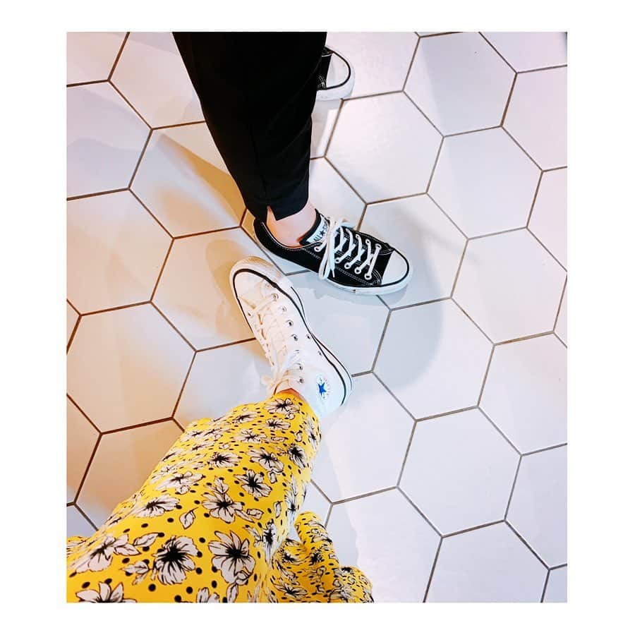 稲沢朋子さんのインスタグラム写真 - (稲沢朋子Instagram)「⭐️yellow⭐️ 最近、黄色や赤やピンクと色使いが楽しい！ #fashion #色 #converse #コンバース #娘 #共有 #キャップ #帽子好き #アイテムタップしてね」4月23日 21時37分 - ina_tomo