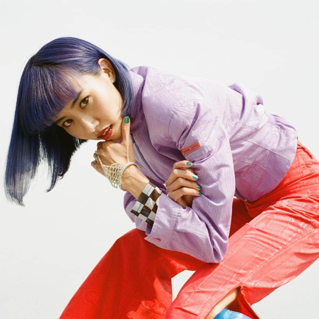 草野絵美のインスタグラム：「🎊ご報告🎊  この度ご縁あって、芸能マネジメント/デザインファームTHINKRさんに所属することになりました。 アーティスト活動、タレント仕事、執筆、 さらには裏方のお仕事もより精力的取り組んでいきたいと思います🙇‍♀️ どんなお仕事もお待ちしております！  I’m now a member of talent agent / design firm called Thinkr 🦄 I’m super excited to be one of these rare animals💕  先輩は @akkogorilla @seiho777 @graphersrock 🤩✨ どうかよろしくお願い致します。 📸 @tomofumiusa 👚@bunta.r 💄@riiina0211」