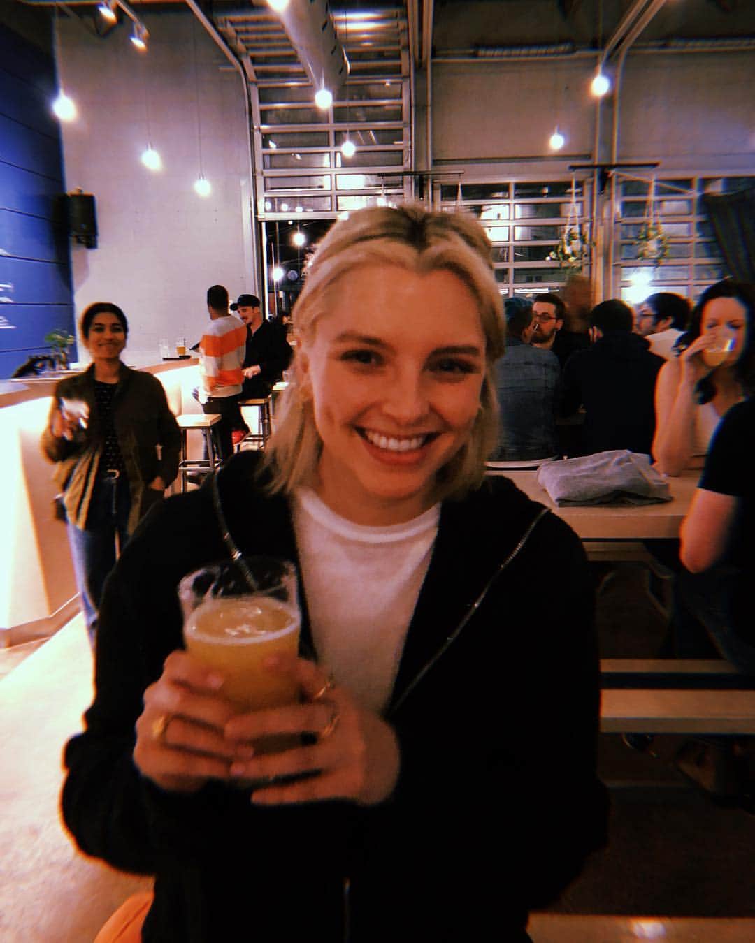 Estée Lalondeのインスタグラム：「Enjoying myself 🍻🇨🇦」