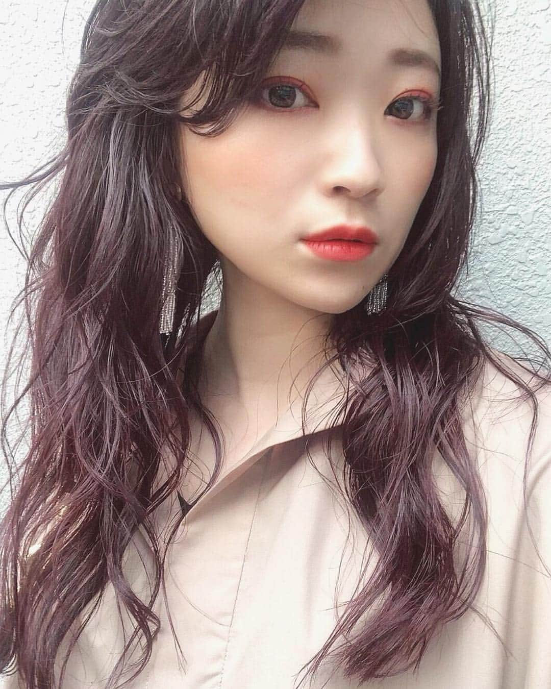 宮原幸恵さんのインスタグラム写真 - (宮原幸恵Instagram)「久しぶりに自己ヘアメンテ♡♡♡ カットとカラーしたよ！ 大人女子らしく スタイリングまでしてもろた✌︎♡ どうすかね？ ・ 意外と美容師さんって 自分の髪の毛放置しがちwww アレンジとかスタイリングを駆使して 良い感じに見せるのばっか上手くなる… 美容師あるあるですね。笑笑 ・ 胸下１０センチくらいあったから これでも結構きったの！！ Ａライン飽きたから 顔まわりがっつりレイヤー入れて 動きが出るように軽やかにしてもらった♡ ・ 前髪ショートバングにしたい欲を なんとか抑えた… リップラインまで伸ばすのだ！！！！ 今の長さが似合わなすぎるから 本当に早く伸びて欲しい… ・ カラーは今回はピンクにした♡♡ 赤系ピンクのダークカラー！！！！ 可愛い♬ ・ 今回もありがとう旦那様！！ @kiriyannn  @hirokazukiriyama  さすがの仕上がりでやんす。 ・ ・ 〓〓〓〓〓〓〓〓〓〓〓〓〓〓〓〓〓〓〓〓〓〓〓〓〓 ・・ price・・ ・・ cut➡︎￥８５００＋tax cut＆color➡︎￥１８０００＋tax cut &treatment➡︎￥１５０００＋tax cut＆color＆treatment➡︎２４５００＋tax hairset➡︎￥７０００＋tax ・・ ・・ ○もちろん縮毛矯正やパーマなどなど…他のメニューもご予約可能です！！ ○カラーは全体・根元から毛先まで 染めた場合の値段表記です！ ○根元のみやハイライトなどのポイントカラー ダブルカラーなどですと料金変動します！！ ○カラーのみ・トリートメントのみなど カットなしのメニューの場合は シャンプーブロー代（￥３０００）頂いております！ ○前髪カットのみのご予約も可能です♡（￥１５００） ○ヘッドスパもやってます♡ ○全ての施術においてロング料金等は頂いておりません！！ ○分からないことは何でもお気軽にお問い合わせ下さい！！ DMもしくはLINE @にてお待ちしております♡ ⚠︎ 前のサロンで 担当させて頂いたことがある方は お伝えいただけると助かります♡♡ 〓〓〓〓〓〓〓〓〓〓〓〓〓〓〓〓〓〓〓〓〓〓〓〓〓 #美容師あるある  #レイヤーカット #ロングヘア #ロングレイヤー  #かきあげ前髪  #伸ばしかけ前髪  #ピンク系ヘアカラー #ピンクグレー #ベリーピンク #ベリーピンクカラー #ダスティーピンクヘアカラー #ダスティーピンク #春ヘアカラー #春カラー  #イメチェンカラー #ピンクヘアカラー #透明感カラー #透明感ヘアカラー #ダークカラー #黒髪 #イメチェンカット #表参道美容室 #美容室Lily #Lily宮原 #宮原幸恵」4月23日 21時48分 - yu.ki.0117