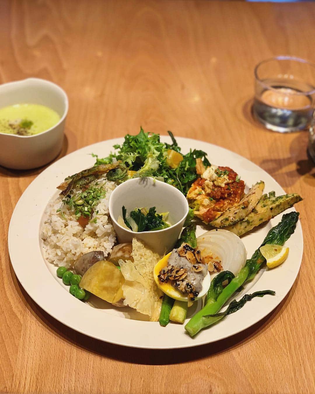 齋藤愛さんのインスタグラム写真 - (齋藤愛Instagram)「THREEのワンプレートってこんなに美味しいんだね！へー！ また食べたいな〜 🦚🦔🐿🕊 LOAVE から近いのでランチにおすすめです。 #LOAVE帰りに是非」4月23日 21時42分 - ai___saitoo