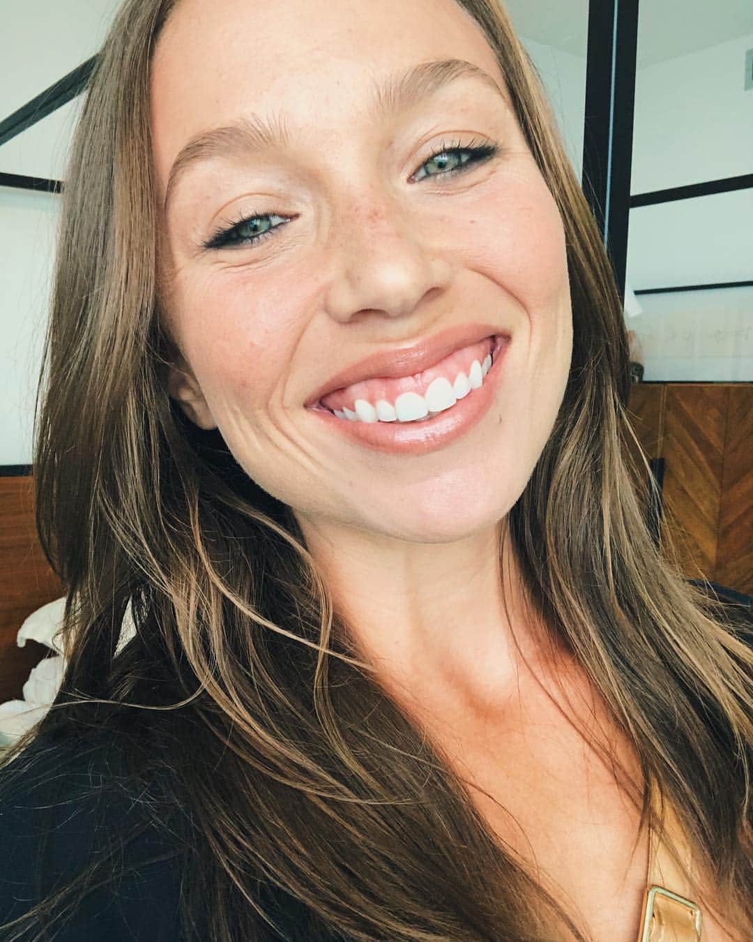 Nicole Mejiaさんのインスタグラム写真 - (Nicole MejiaInstagram)「You know what I think is really dope? When a woman can embrace the signs of age and maturity with grace. - These little lines that have begun to etch around my eyes and mouth are proof of the many times this face has cracked a smile. And you know, I ain’t mad about that. - Plastic surgery, social media, filters, and editing has totally warped our perspective. People believe they need to be perfect in order to be desirable. But guys, confidence and ease in who you are, flaws and all, is what’s attractive in a person. NOT perfection! - And so, Eat lots of plants Drink tons of water Move your body every day Meditate Do yoga Express yourself; don’t suppress yourself Say positive affirmations Get 7-9 hours of sleep every night Get to the root cause of acne Use nontoxic skincare products Wear sunscreen Get facials Don’t pick And after all that, Embrace your face. 🌼 - What are your thoughts on this?」4月23日 21時45分 - nicole_mejia
