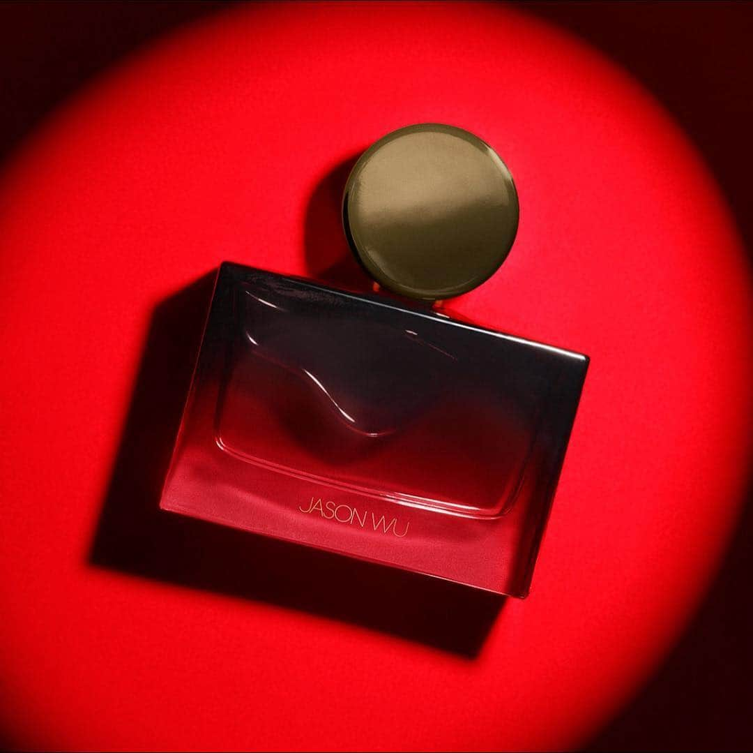 ジェイソンウーさんのインスタグラム写真 - (ジェイソンウーInstagram)「#inspiration #irvingpenn #jasonwucollection #jasonwu #jasonwufragrance #velvetrouge」4月23日 21時49分 - jasonwu