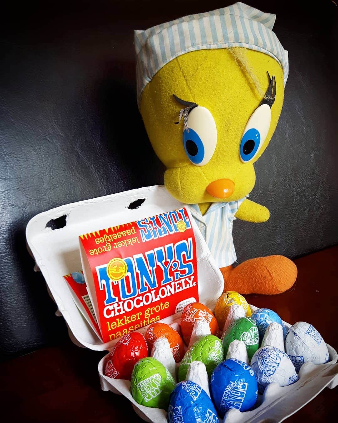 Little Yellow Birdさんのインスタグラム写真 - (Little Yellow BirdInstagram)「Lucky ol' me found an unopened box of Easter eggs! Perfect for this week's Easter after party #honeygroveteapartytuesday! #littleyellowbird #tweety #tweetykweelapis #adventures #yellow #bird #tuesday #easter #eastereggs #paaseitjes #tonyschocolonely #chocolate #chocolade #stuffedanimalsofinstagram #plushiesofinstagram」4月23日 21時49分 - tweetykweelapis