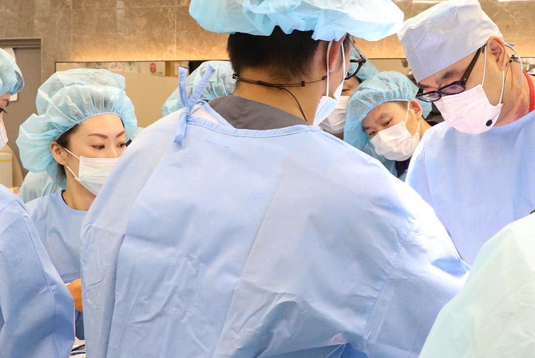 東京美容外科公式さんのインスタグラム写真 - (東京美容外科公式Instagram)「第2回目となる「医師が教える美容ゼミ」が赤坂院で開催されました。 ㅤㅤㅤㅤㅤㅤㅤㅤㅤ 今回は手技講習会ということで、中国の医師の方向けに開催いたしました。 当院の技術の高い医師の手技を勉強したいと多数の中国の医師が参加されました。 「医師が教える美容ゼミ」は、実際の手術の様子をライブサージェリーで見ることで、密室であったオペ室を開放し、「安心」を与えることができればという思いで開催しております。 ㅤㅤㅤㅤㅤㅤㅤㅤㅤ 本日は麻生統括院長による眼瞼下垂手術とシリコンバッグによる豊胸術 梅田院院長である川路先生によるオルチャンリフトのライブサージェリーが行われました！ ㅤㅤㅤㅤㅤㅤㅤㅤㅤ 手術を生中継し、新宿院院長である小野先生が解説を行いました！ ㅤㅤㅤㅤㅤㅤㅤㅤㅤ 明日は銀座院院長木村先生によるライブサージェリーが行われます！ 経験豊富な医師に直接質問したりできる、こういったイベントを今後も続けてまいります。ㅤㅤㅤㅤㅤㅤㅤㅤㅤ ㅤㅤㅤㅤㅤㅤㅤㅤㅤ #東京美容外科 #ライブサージェリー #オペ中継 #開かれたオペ室 #美容医療 #医療 #美容外科 #美容 #豊胸 #オペ #麻生泰 #技術講習会」4月23日 21時51分 - tokyobiyougeka_jimukyoku
