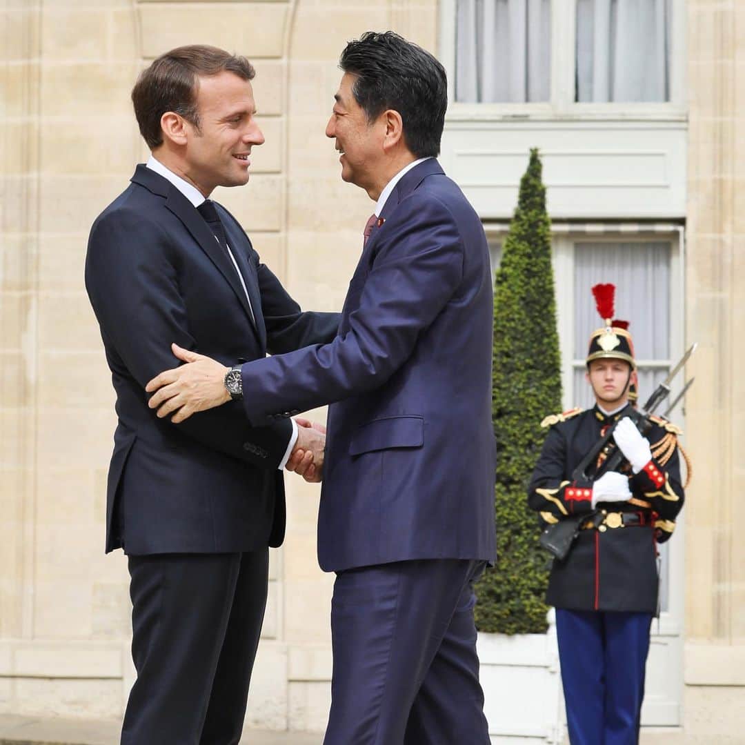 首相官邸さんのインスタグラム写真 - (首相官邸Instagram)「#安倍総理 からの#メッセージ ✍️ フランスの#マクロン大統領 との首脳会談に臨みました。#ノートルダム大聖堂 の修復に日本はできる限りの協力をする考えです。6月の#G20大阪サミット に向けた協力も確認しました。 . #France #Paris #Summitmeeting with @emmanuelmacron #日仏首脳会談 #🇫🇷 🤝 #🇯🇵 #エリゼ宮 #elyseepalace  #prayfornotredame #notredame  #G20Osaka @shinzoabe」4月23日 21時51分 - kantei