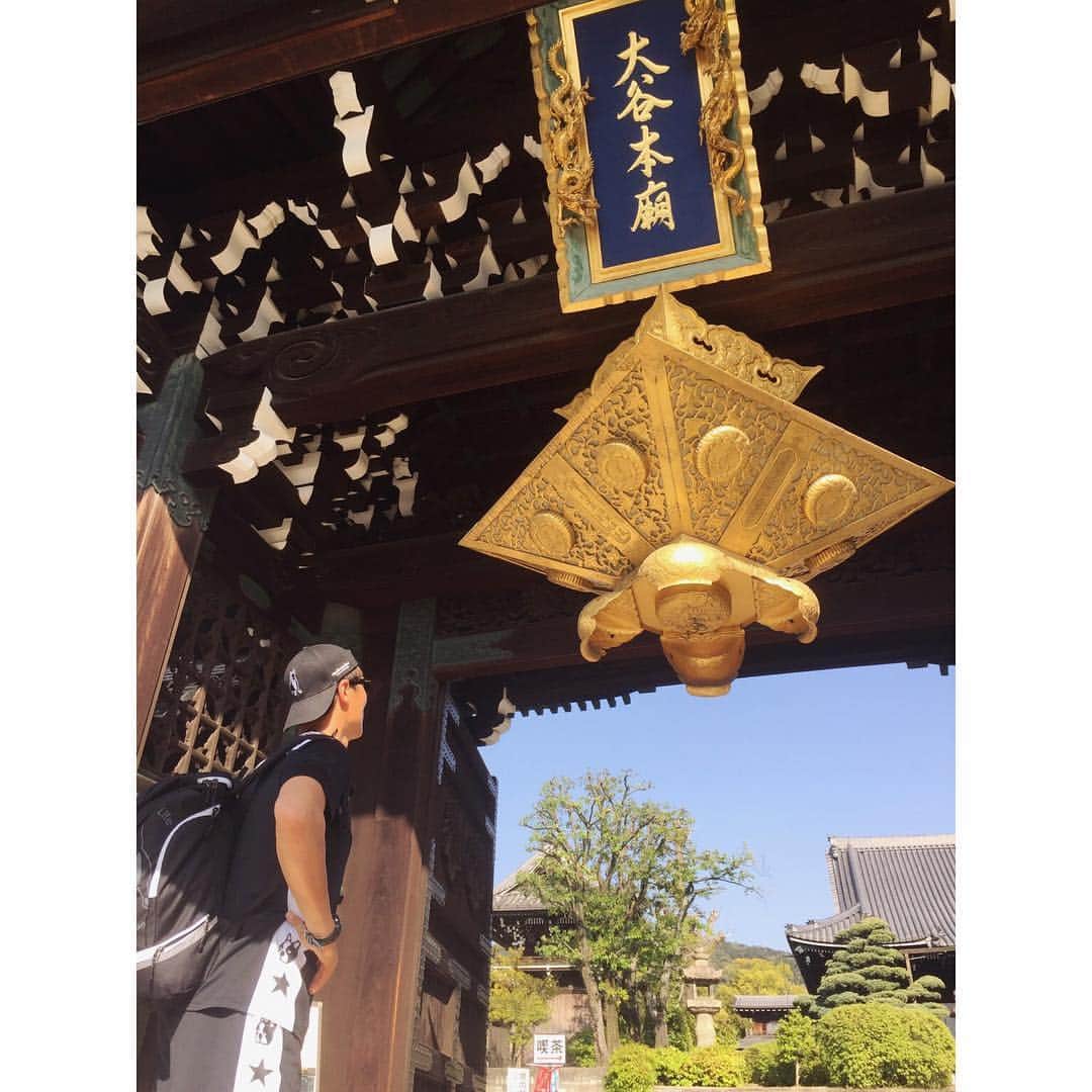 北野貴之さんのインスタグラム写真 - (北野貴之Instagram)「京都お寺巡り。 リュックおろし、帽子を脱ぎ、サングラスを置く一連の動作。 こんなに手を合わさせて頂いたことは今までで一番。 平成の刻み。 北海高校卒業旅行、男子校時代に訪れた数々の場所。 成長はできてるかと問いながら平成の寺巡り。  #東寺#大谷本願寺#新熊野神社#清水寺#八阪神社#翌日#平等院鳳凰堂」4月23日 21時51分 - takashi_kitano