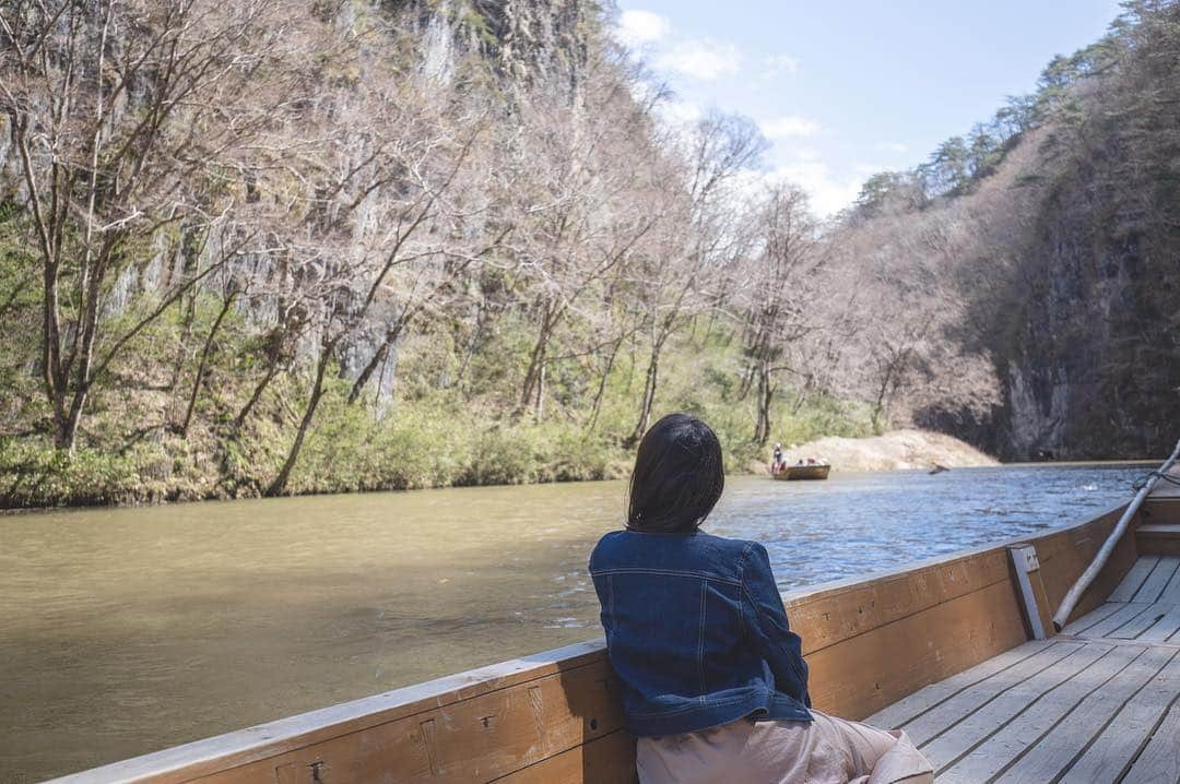 東北女子さんのインスタグラム写真 - (東北女子Instagram)「初春的猊鼻溪 . 雖然說是初春，但猊鼻溪的一本櫻還沒開😂 聽船頭唱歌、擲運石、欣賞岩壁 每個季節都可以享受到的三大樂趣❤️ . 關於鯉魚旗🔍 5月5日是日本的男孩節，有兒子的家庭會在4月中左右在門口掛上鯉魚旗，祈求小孩的成長。 .  #猊鼻渓 📍交通：從JR猊鼻溪站徒步5分鐘 📍價格：1600円 📍不須預約 🔗鯉魚旗會掛到5月6日 . #日本東北 #東北女子travel #岩手 #一関 #日本划船 #日本風景 #東北之旅 #船下り #舟下り #日本自助 #東北旅遊 #日本自由行 #岩手旅行 #行くぜ東北 #春 #iwate #tohoku」4月23日 21時52分 - tohoku_girl_official