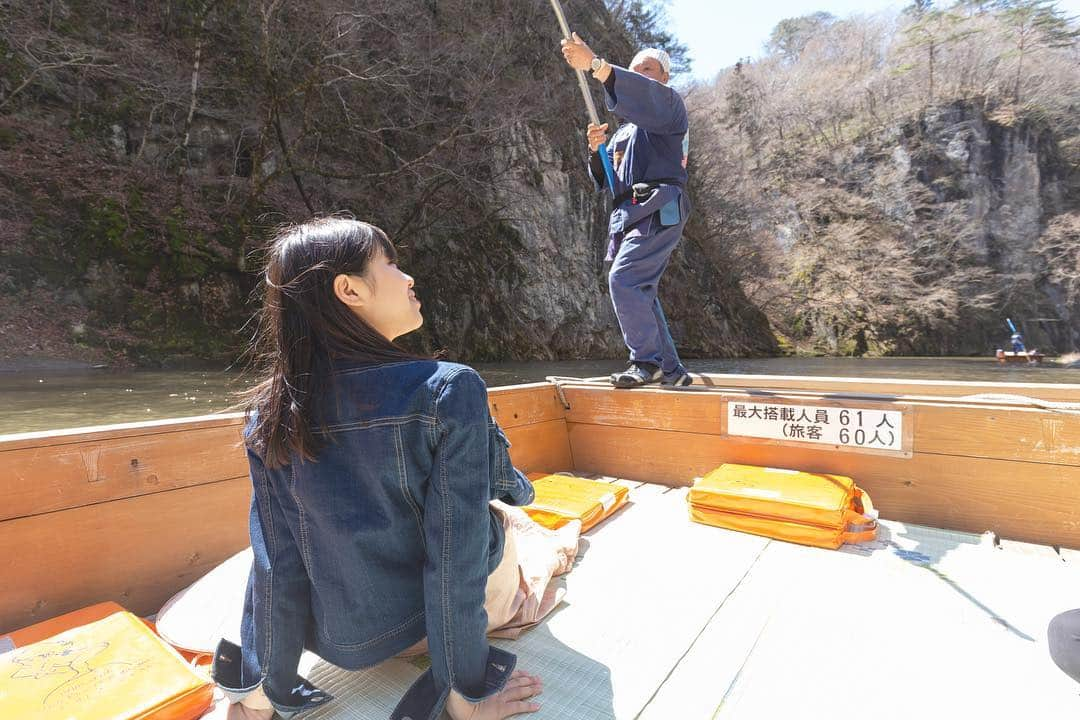 東北女子さんのインスタグラム写真 - (東北女子Instagram)「初春的猊鼻溪 . 雖然說是初春，但猊鼻溪的一本櫻還沒開😂 聽船頭唱歌、擲運石、欣賞岩壁 每個季節都可以享受到的三大樂趣❤️ . 關於鯉魚旗🔍 5月5日是日本的男孩節，有兒子的家庭會在4月中左右在門口掛上鯉魚旗，祈求小孩的成長。 .  #猊鼻渓 📍交通：從JR猊鼻溪站徒步5分鐘 📍價格：1600円 📍不須預約 🔗鯉魚旗會掛到5月6日 . #日本東北 #東北女子travel #岩手 #一関 #日本划船 #日本風景 #東北之旅 #船下り #舟下り #日本自助 #東北旅遊 #日本自由行 #岩手旅行 #行くぜ東北 #春 #iwate #tohoku」4月23日 21時52分 - tohoku_girl_official