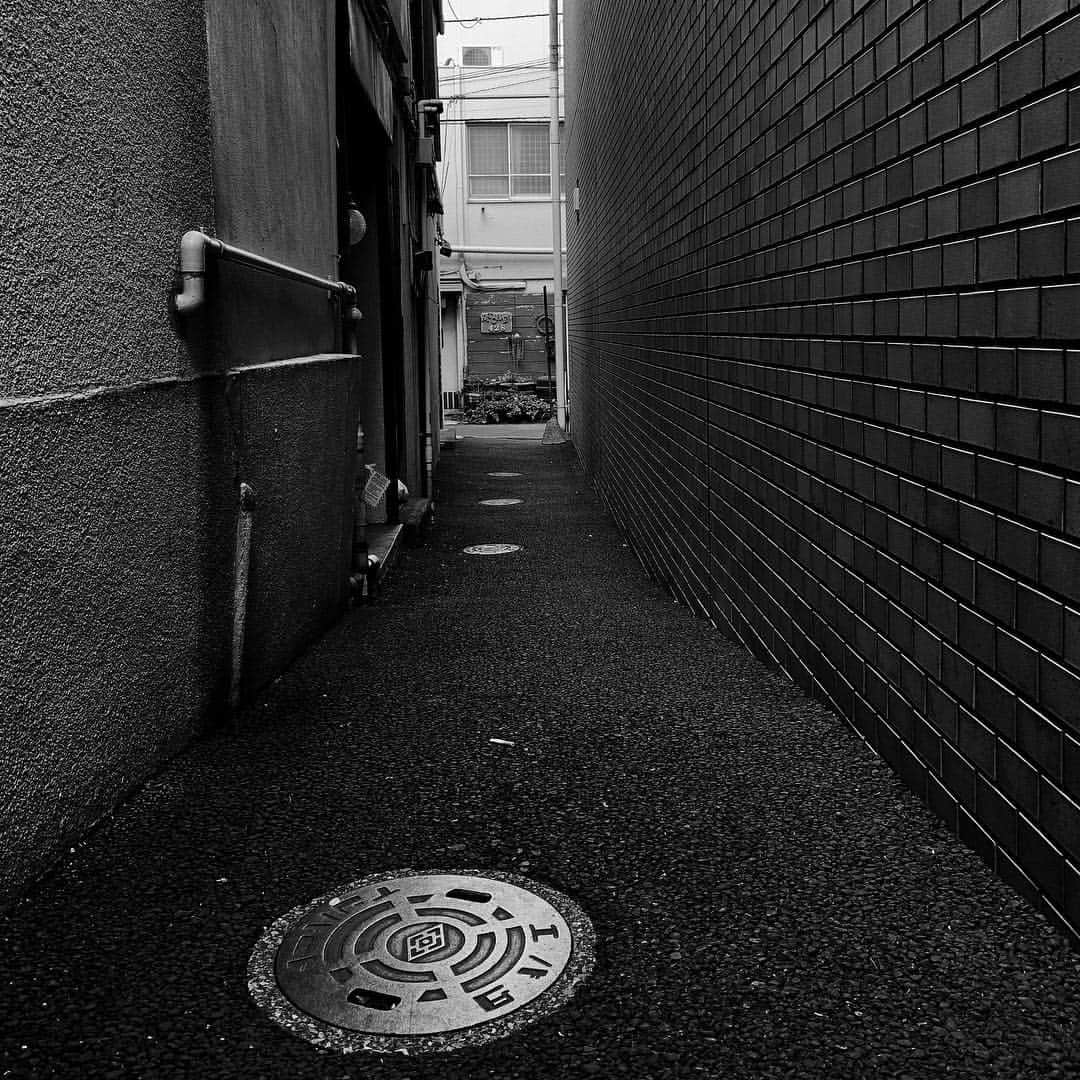 naotakeのインスタグラム：「路地 - A alley / iPhone XR + Snapseed, 20190424 . . 娘と試写会に行く。知識なしで観たけれど、とても面白く、あっという間の123分だった。 . . #royalsnappingartists #infamous_family #rsa_main #infinity_photo_cult #2_fineart #jp_gallery #jp_gallery_bnw #trb_bnw #wp_bnw  #bnw_life #bnwlife_member #bnw_life_shots #bnw_captures #world_bnw #top_bnw #team_jp_ #team_jp_モノクロ #ig_energy_bw #ig_nihon #streetphotographybnw #igersjp #blackandwhite #bnw #bnwphoto #monochrome #bw #bnwphotography #ShotOniPhone #shotoniphoneXR」