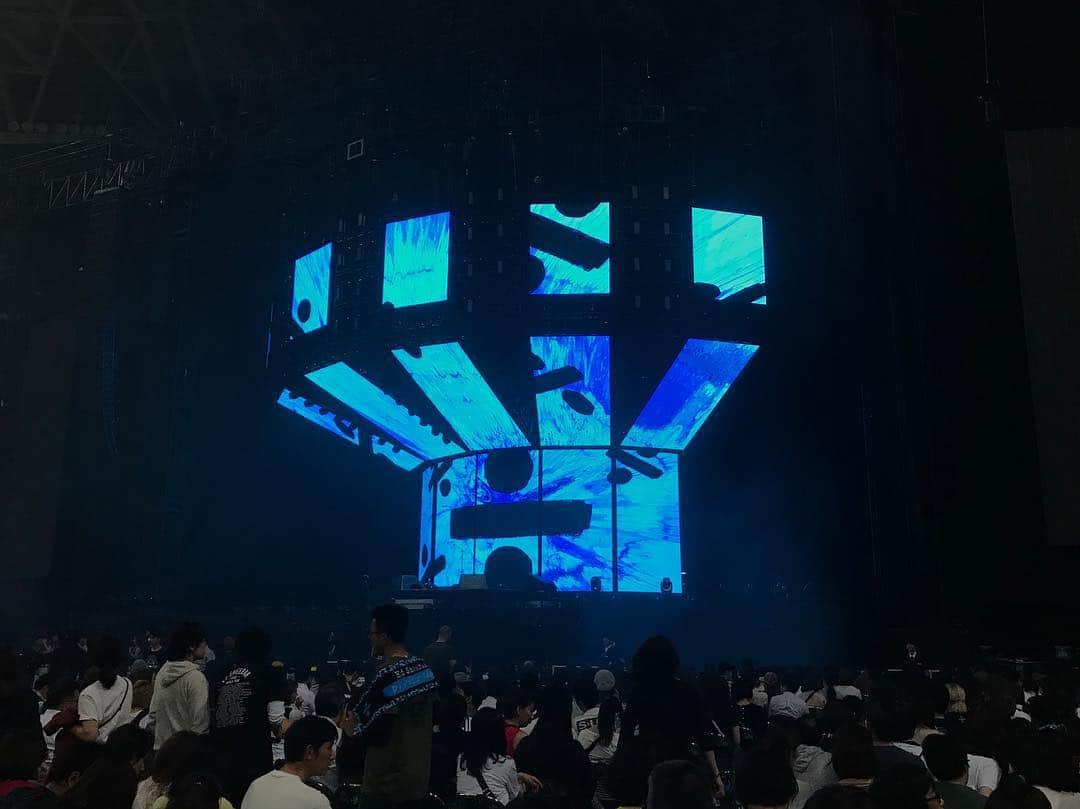 小嶋晶子のインスタグラム：「Went to see Ed Sheeran tonight. I was SUPER DUPER excited! He was crazy cool and the set list was sooo goooood!! #edsheeran #divideworldtour #2019 ##kyoceradomeosaka #osaka #japan」