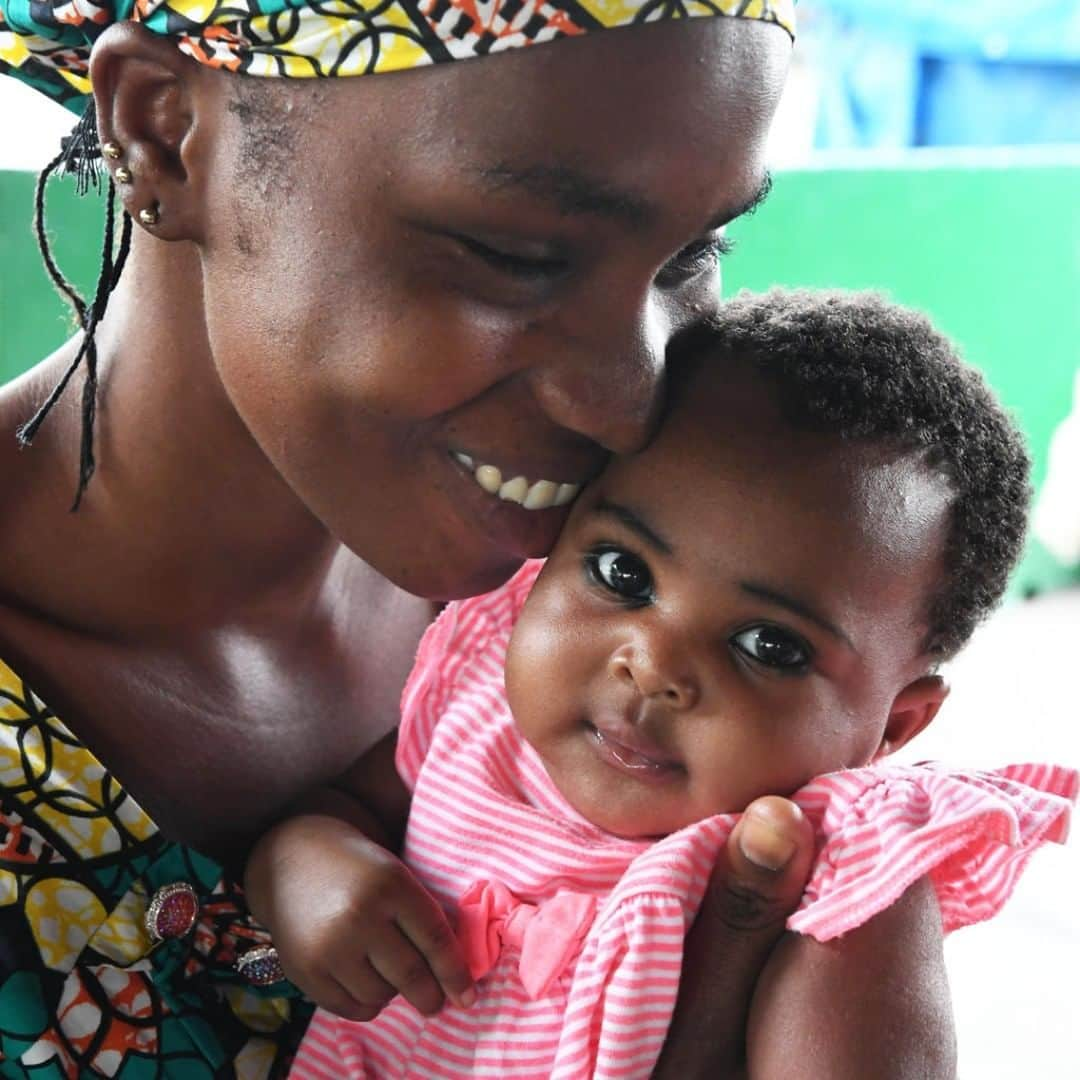 unicefさんのインスタグラム写真 - (unicefInstagram)「Vaccines save up to 3 million lives every year. Baby Lilly is getting a BIG cuddle from her mother after being vaccinated at a UNICEF-supported health-centre in Brazzaville, Republic of the Congo. 🤗 #VaccinesWork © UNICEF/UN0283264/Dejongh」4月23日 21時55分 - unicef