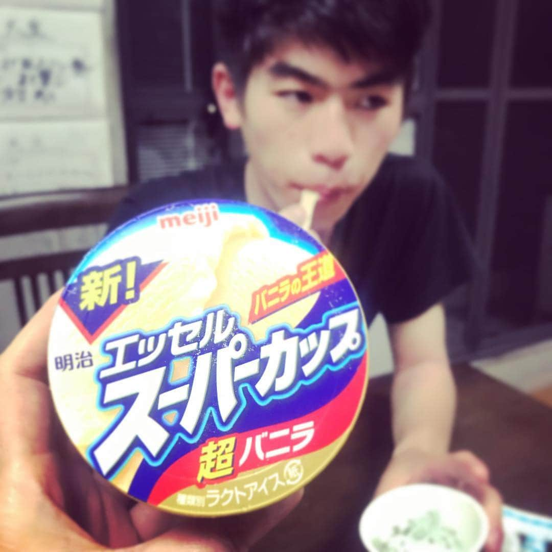 岡本安代さんのインスタグラム写真 - (岡本安代Instagram)「▶︎スーパーカップ。 しみじみ語る１５の夜。 . 「昔さー、スーパーカップを初めて見た時、『なんじゃこら？！こんなに大きいアイス、見たことないー！食べ切れるわけないじゃーん！』と衝撃を受けたのに、今じゃ、食べ切れる上に、まだイケる(￣∇￣)!ウソみたいだ。。。」 . 息子、アイスを通して我が身の成長を知るの巻。 . #走り続ける岡本家 @okamoto.yasuyo  #５人の子育てママウンサー  #岡本安代  #ブログ絶賛更新中」4月23日 22時06分 - okamoto.yasuyo