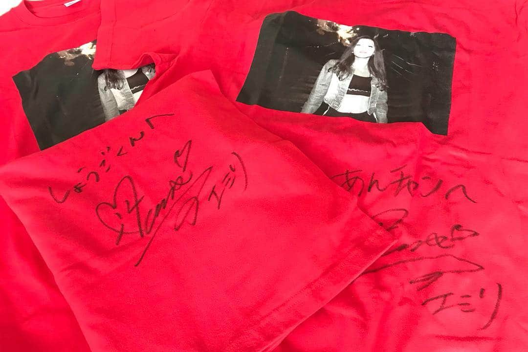 丘咲エミリさんのインスタグラム写真 - (丘咲エミリInstagram)「💖 . . 今回のTシャツご購入下さいました方々、ありがとうございました🙏今回は、赤が1番人気でした＼(^o^)／ . 残り数枚ありますので、良かったら着てやって下さいませ〜💖 . 購入はハイライトにurl貼ってあります☺️ . 製作者 @yoshidahirokia . . . . #オリジナルTシャツ #sph #直筆サイン #限定オリジナルグッズ  #オリジナルグッズ #ザッキー」4月23日 21時58分 - emiri.okazaki_official