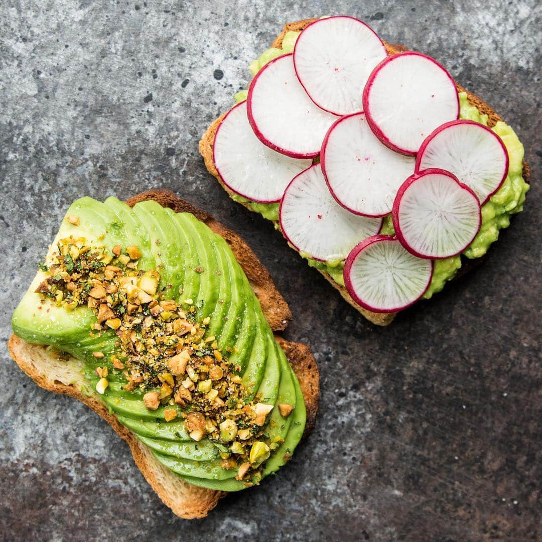 Flavorgod Seasoningsさんのインスタグラム写真 - (Flavorgod SeasoningsInstagram)「Easy Avocado toast 🥑🥑⁣⠀ .⁣⠀ Ingredients:⁣⠀ 🥑1 avocado⁣⠀ 🥑2 slice favorite bread⁣⠀ 🥑radish slices⁣⠀ 🥑chopped nuts⁣⠀ 🥑chopped herbs⁣⠀ 🤗@flavorgod Pink S+P⁣⠀ .⁣⠀ Directions:⁣⠀ Toast bread. Slice or smash 1/2 avocado, and place on each slice. Season with Pink S+P to taste, then top with sliced radishes and chopped nuts/herbs. Perfect for breakfast or an afternoon snack! ⁣⠀ -⁣⠀ -⁣⠀ #food #foodie #flavorgod #seasonings #glutenfree #keto #paleo  #foodporn #mealprep #kosher ⁣⠀」4月23日 21時58分 - flavorgod