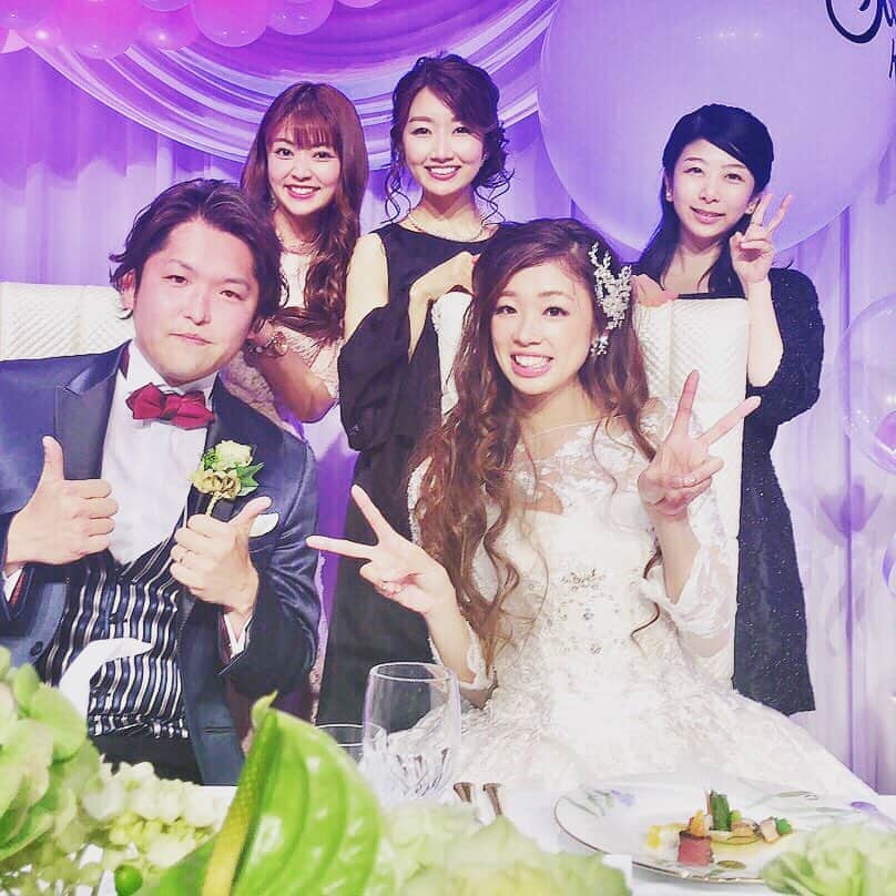 常盤よしこのインスタグラム：「みきちゃんおめでとう❤️ 素敵な披露宴で、 後半は涙が止まらないというね…笑 天真爛漫なみきちゃん 末永くお幸せに🎉❤️ 司会はキムカズさん♫でした♫  #結婚式#披露宴#岩本みき#末永くお幸せに#ホテルキャッスル#ドレス美しい」