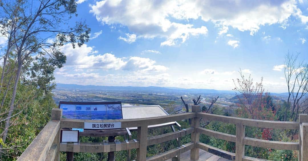 中村葵のインスタグラム：「＊ ＊ 先日ロケで京都の天王山を、登りました！！⛰ ＊ ＊ この日は天気も良く、なんとあべのハルカスまで見えましたよ🤩⛰！！びっくり！ ＊ 歴史を学びながら登れます！すぐに登れるので、ハイキングにぴったりな山でした🌸 ＊ ＊ #天王山 #京都の山 #低山 #低山ハイク #ハイキング #山登り好きな人と繋がりたい #登山女子 #山ガール #山歩ガール #kbs京都 #きらきん」