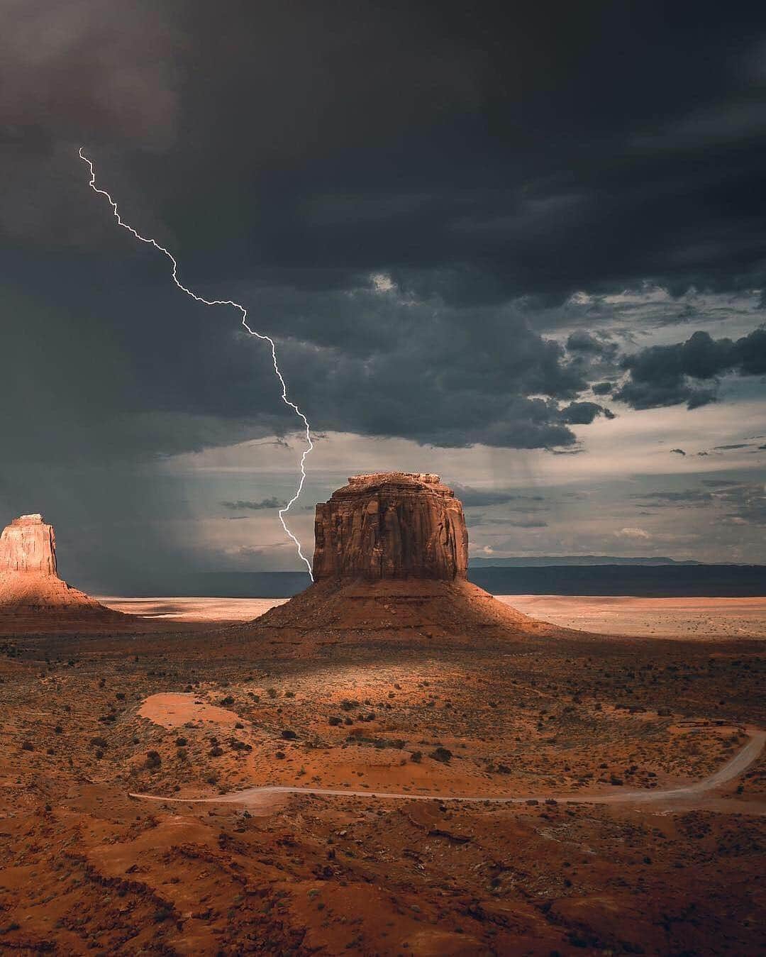 CANON USAさんのインスタグラム写真 - (CANON USAInstagram)「"The Southwest desert is always full of surprises. A dramatic sunset on the left and an insane storm coming from the right. Camping here was one of the coolest experience ever." #MyCanonStory  Photo Credit: @Andyhvu Camera: #Canon EOS 6D Lens: EF 24-70mm f/2.8L USM Aperture: f/9 ISO: 100 Shutter Speed: 1/160 sec Focal Length: 24mm」4月23日 22時01分 - canonusa