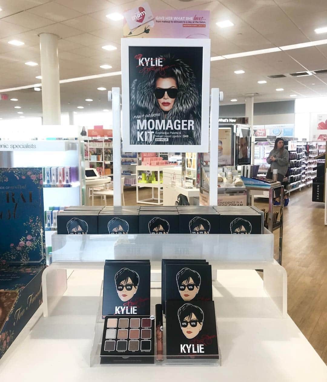 クリス・ジェンナーさんのインスタグラム写真 - (クリス・ジェンナーInstagram)「Look who’s at @ultabeauty! 🧡 Get my exclusive Momager Kit at @ultabeauty stores and Ulta.com now! #MothersDay #GiftGuide #UltaBeauty #KylieCosmetics @kyliecosmetics」4月23日 22時02分 - krisjenner