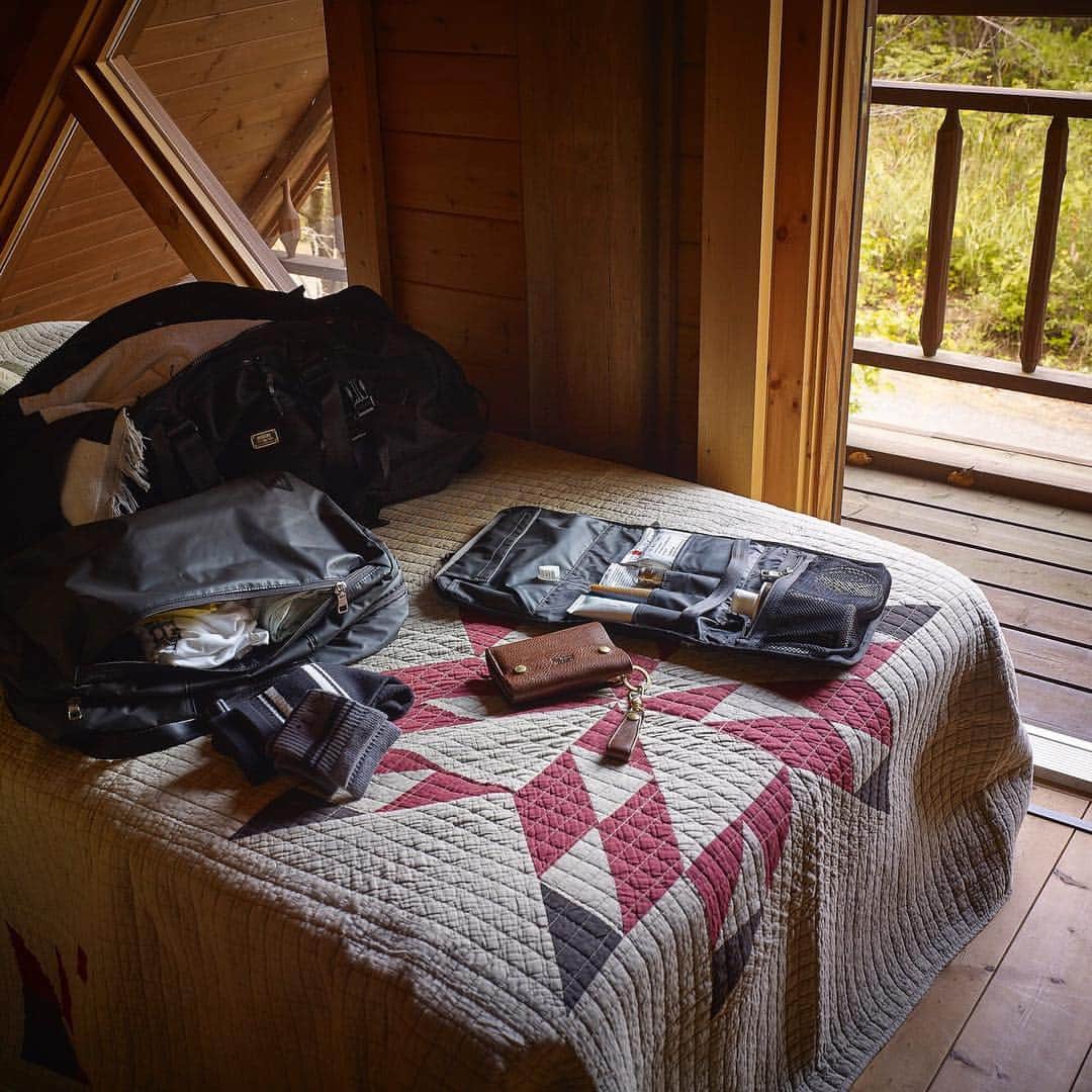 UNBY GENERAL GOODS STOREのインスタグラム：「旅には準備がいるもので。 @as2ov  のトラベルシリーズより、ウオールポケットになるアメニティポーチや3wayで使えるケースをご紹介。 軽くて、耐久性あるカーボネートコーディングをしていますのでこういうアイテムによくあるフィルム剥離みたいな問題も気にしなくてOKです。  #unby #AS2OV #unbygeneralgoodsstore #lifestyle #camplife #outdoor #outdoors #outdoorgear #menstyle #menfashion #camp #アウトドア #サコッシュ #sacoche #アンバイストア ＃アンバイ　＃trip #surftrip #travel #旅支度」