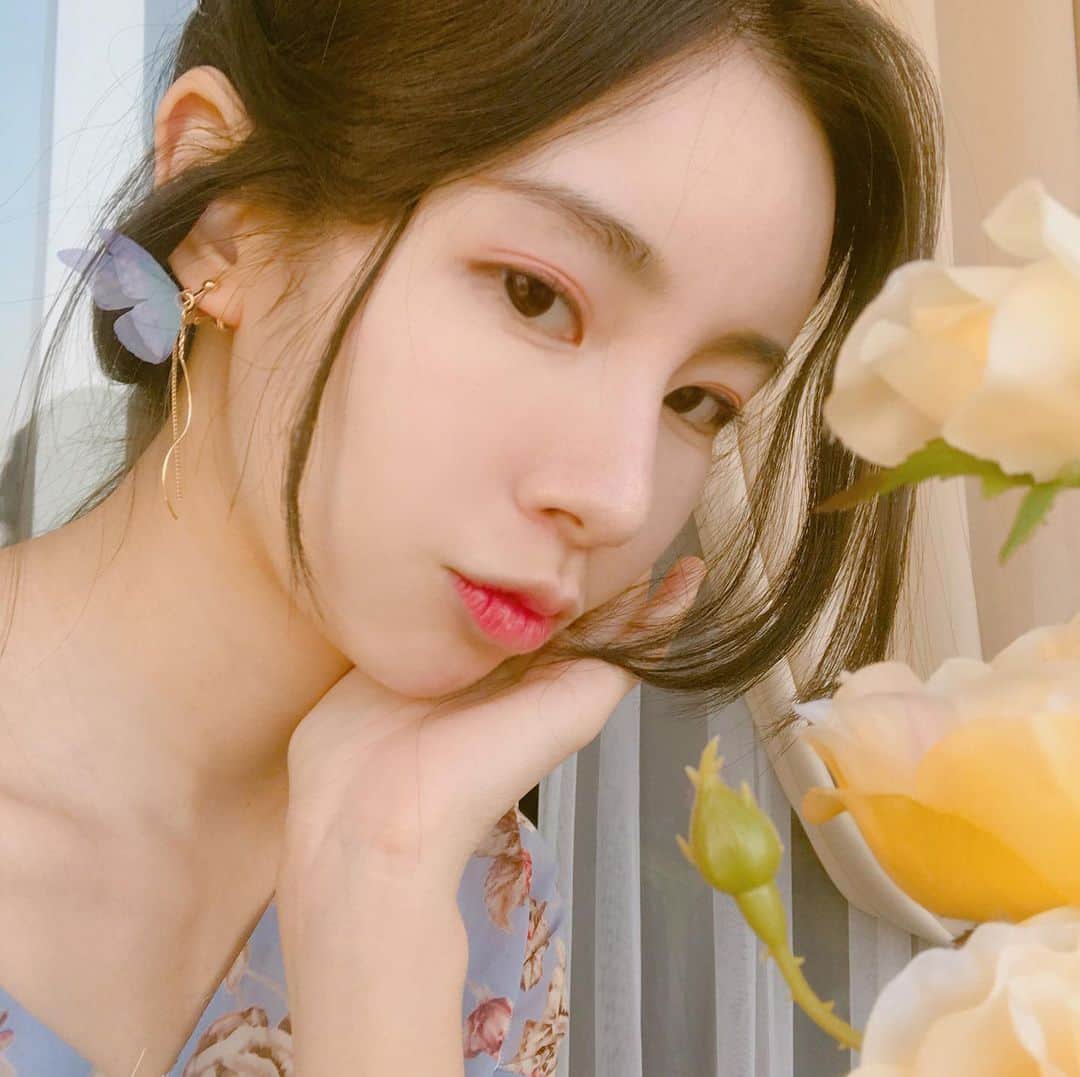 ナ・ヒョンソンのインスタグラム：「🦋」