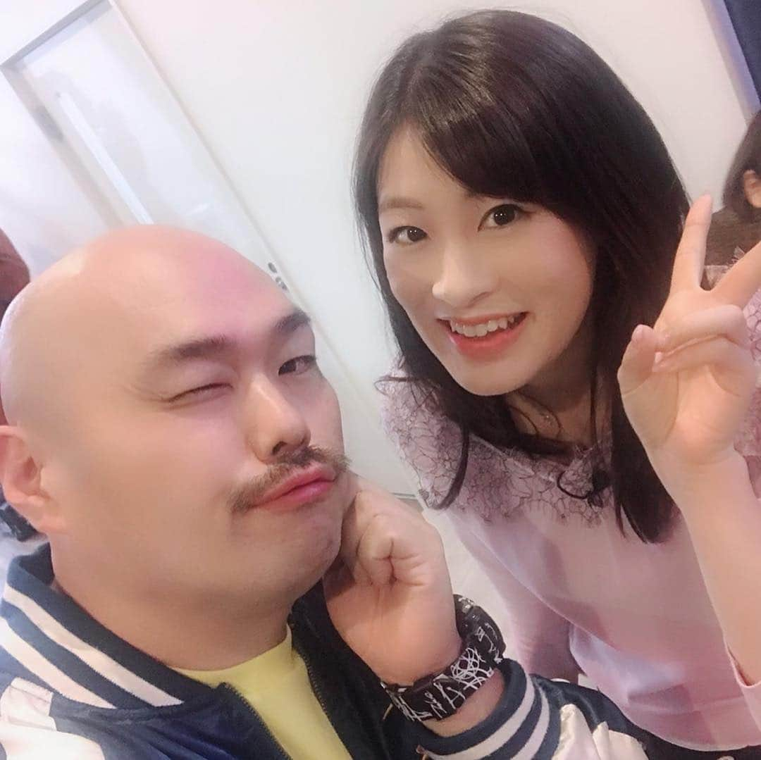 小宮山瑞季さんのインスタグラム写真 - (小宮山瑞季Instagram)「いよいよ、今週27日土曜ごご2時半～ 安田大サーカスさんとロケをした番組が放送されます！ 春の信州おすすめレジャースポットを巡りました！ ・ クロちゃんは、わずか1分半で疲れを癒す？！最新マシーンを体験！！！ そのあとに撮った2ショット！ クロちゃんかわいい～★ ・ そのほかにも内容盛りだくさん！！！ ぜひ番組をご覧ください！！！ ・ #春 #レジャー #おすすめ #レジャースポット #信州 #安田大サーカス #ロケ #クロちゃん #セルフィー #さすが #盛れてる #癒し #最新 #マシーン #スポーツ選手 #使用 #筋肉痛 #美肌 #リフトアップ #気になる #松本 #素の表情もどうぞ #長野放送 #アナウンサー #小宮山瑞季」4月23日 22時08分 - komiyama_mizuki