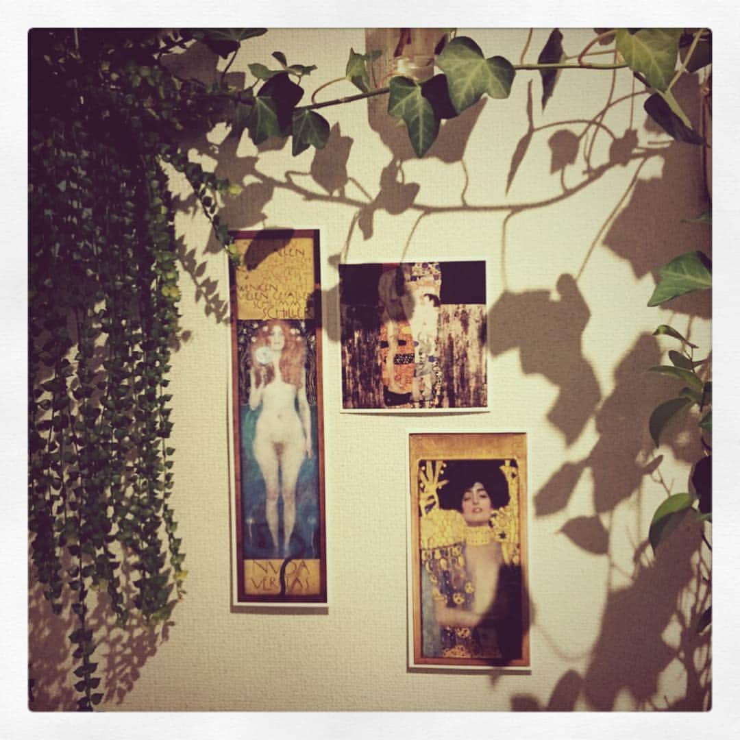夏子さんのインスタグラム写真 - (夏子Instagram)「去年からずっとずっと待っていたクリムト  今あえて良かった 稽古への糧です。 そして部屋はめきめき植物園へと化してゆきます。  #gvstavklimt」4月23日 22時10分 - natsuko93_official