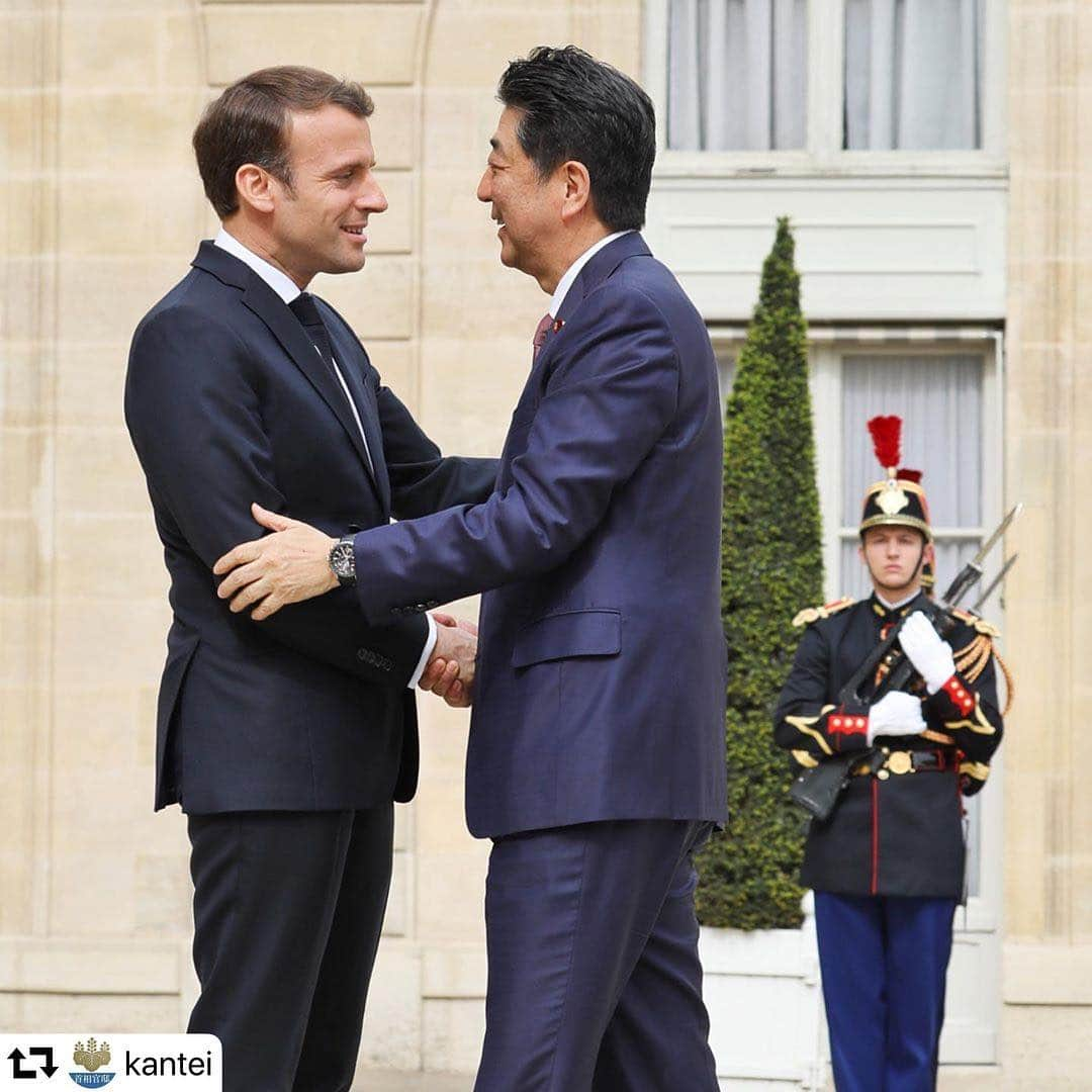 安倍晋三さんのインスタグラム写真 - (安倍晋三Instagram)「#repost @kantei フランスの#マクロン大統領 との首脳会談に臨みました。#ノートルダム大聖堂 の修復に日本はできる限りの協力をする考えです。6月の#G20大阪サミット に向けた協力も確認しました。 . #France #Paris #Summitmeeting with @emmanuelmacron #日仏首脳会談 #🇫🇷 🤝 #🇯🇵 #エリゼ宮 #elyseepalace  #prayfornotredame #notredame  #G20Osaka @shinzoabe」4月23日 22時10分 - shinzoabe