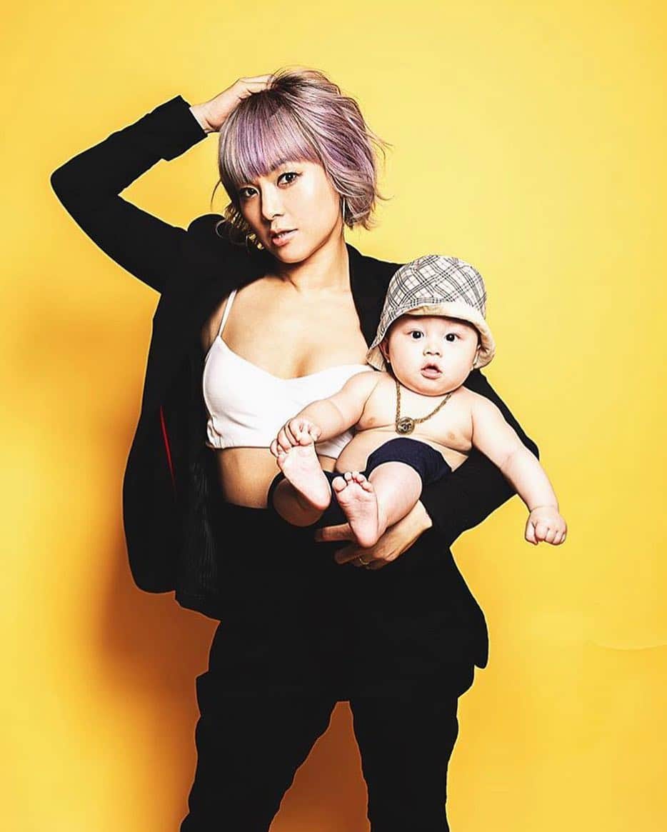 のインスタグラム：「ご報告です。 私事ではありますが、結婚生活5年にピリオドを打ち、2019.4.22 離婚致しました事をご報告致します。 SNSで報告するか悩みましたが、いろんな情報が飛び交うのも嫌で、自分の中でもケジメをつけたかったので、書く事に決めました。  ここに辿り着くまでの道のりはほんと長くて、妊娠中からの出来事でした。 今まで生きてきた中で、一番辛く、ほんとに悲しい出来事で、生きていくのも必死だったし、レンを産んでいいのかって、このまま育てていけるのかって、何度も思ったりもしました。。 でも、周りの仲間や母の支えがあり、なんとか前に進み、レンを出産し、かけがえのない我が子に出会い、この子の為にもこの試練を乗り越えようと、絶対乗り越えられると強く思い、産まれてからすぐ、現に至るまで1人で育ててきました。  最初は1人で子育てで、右も左もわからずで、寂しくて途方にくれる日もたくさんあったけど、レンが成長していくのを見て、楽しくて、私自身も成長させられていて、この子は私が守らないと！きっとレンが色々教えてくれてるんだなーって思うようになり、時間が経つにつれて、悲しみも辛さも上書きされて乗り越えてきたような気がします。  そして、彼とも前に進む為の話し合いを冷静にやっとできるようになり、離婚まで辿り着きました。 こうなったきっかけは、夫婦お互いに原因があり、2人の歯車がづれてしまったのだと思います。  タイミング的には新しい命が誕生する時の出来事でしたが、恐らくそれにも意味があり、レンは、きっと私を選んで私の元に来てくれて、ママ、僕がいるから大丈夫だよ！って産まれてくれた気がします。  彼に対しても、今はやっと普通に向き合う事ができ、彼と結婚してなければレンはいないし、私とは歯車が狂ってしまったけど、彼には幸せになってほしいと、時間かかったけど、やっと心から思えるようになりました。 人を憎んだり恨んだりする人生なんて、絶対嫌だし、もっとHAPPYにPEACEに生きていきたい！人生一度きりだから、色んな苦難があっても、絶対乗り越えてその先に新しい道があるって、信じてきたから私は乗り越えられて、彼に対してもPEACEな気持ちになれた気がします。  人生って、ターニングポイントが必ずあるんだなって、何事にもタイミングってあるんだなって、今回の件で更に強く感じました。  今まで私達の事をサポートしてくれた周りの方々には、ほんとにお世話になりました。 このような形にはなりましたが、私はレンとまた新たな人生を、二人三脚で歩んでいきたいと思いますので、どうぞ温かく見守っていて下さい。 母として女性として強く生きていきたいと思います。  文をまとめるのも難しく、写真もどの写真にしたらいいか悩みましたが、ちょうど1年前、私はこの子と共に歩んでいく！強くなろうと思った時の写真だったので、これにしました。  長くはなりましたが、このようなご報告も賛否両論あるかと思いますが、温かくご理解の程よろしくお願いします。  2019.4.22 Nazuki  #離婚 #シングルマザー #ご報告」